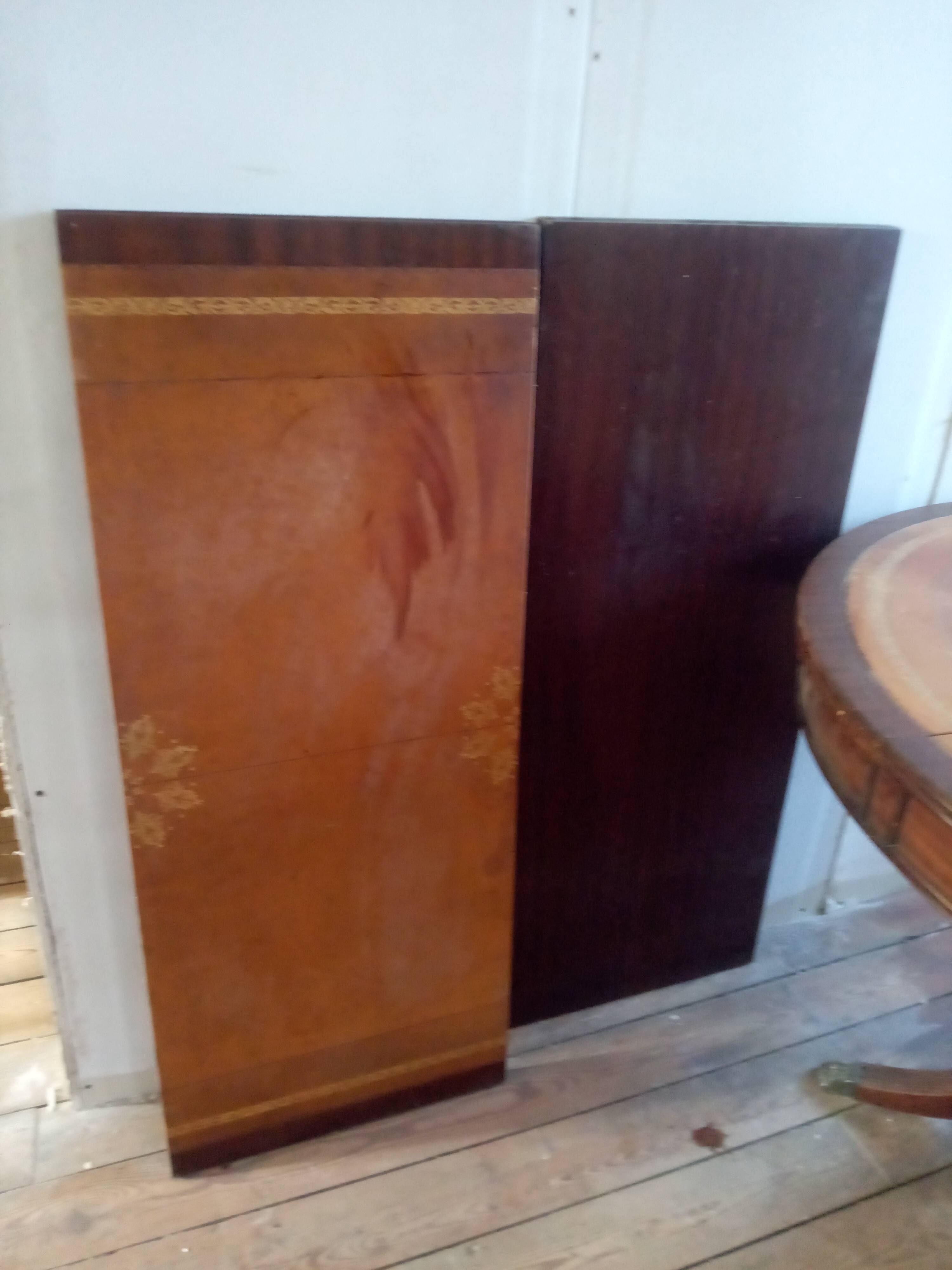 Extendable table with claw legs