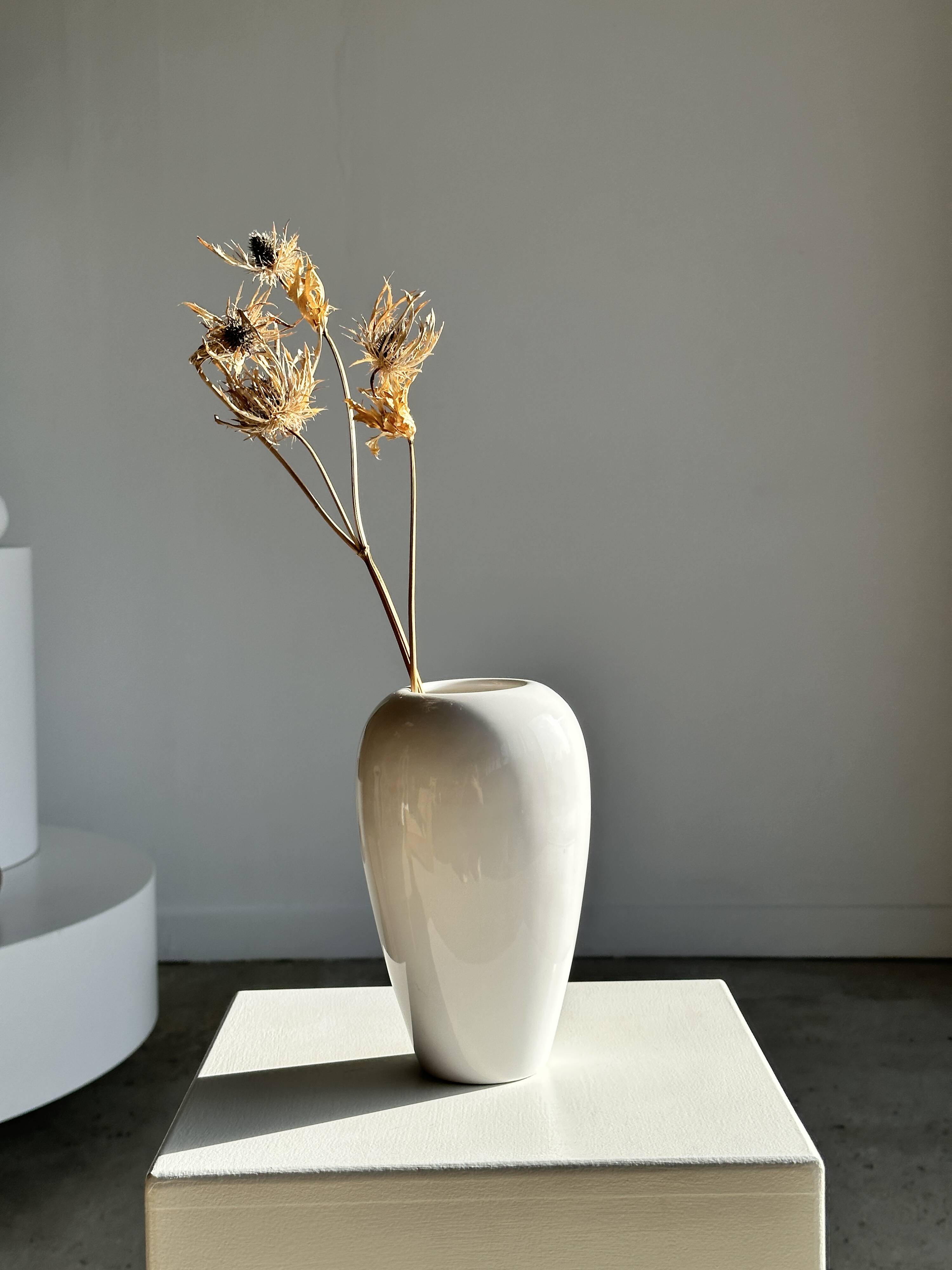 Oblong white vase H:20cm