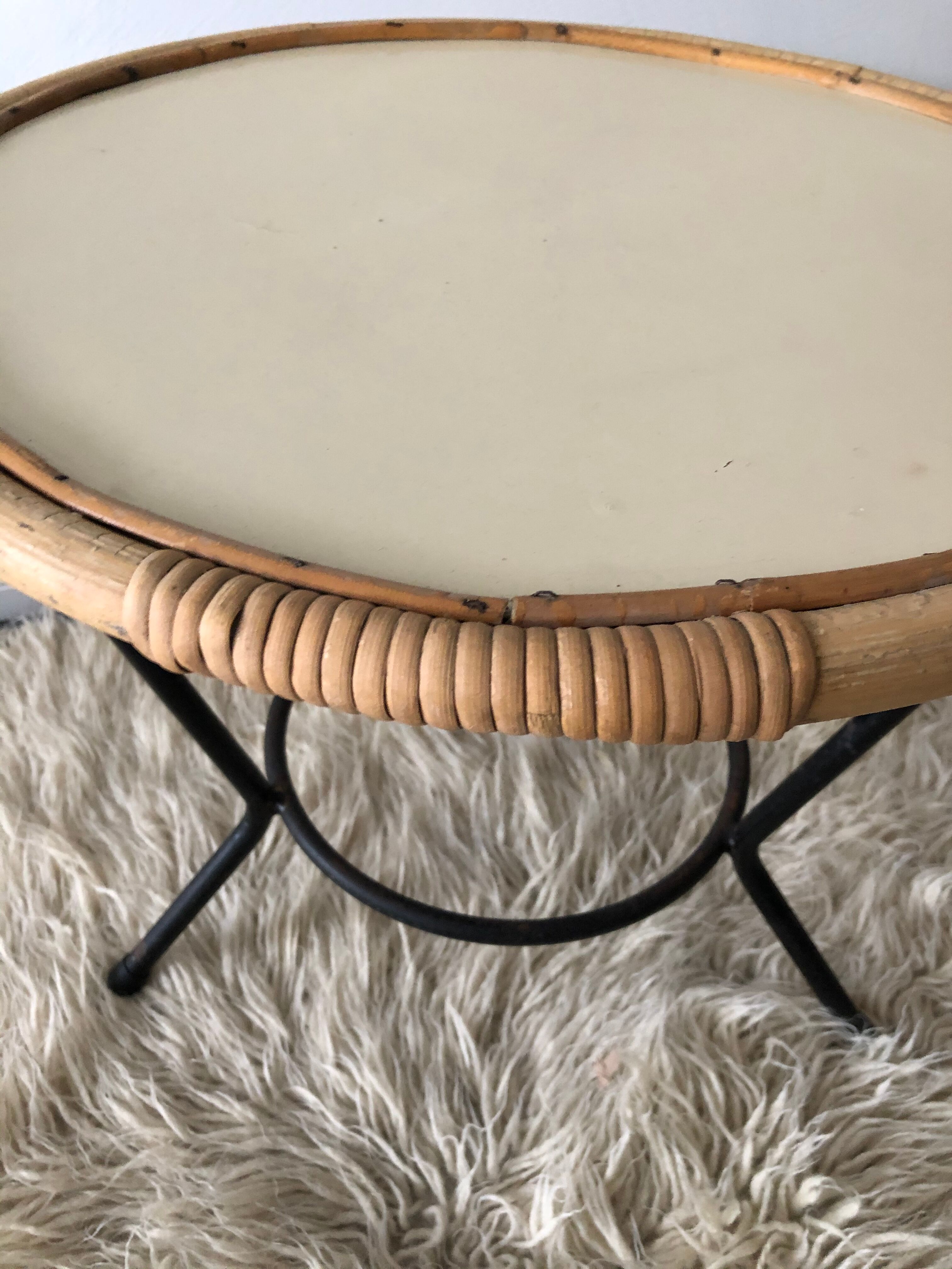 Table basse vintage, tripode en rotin