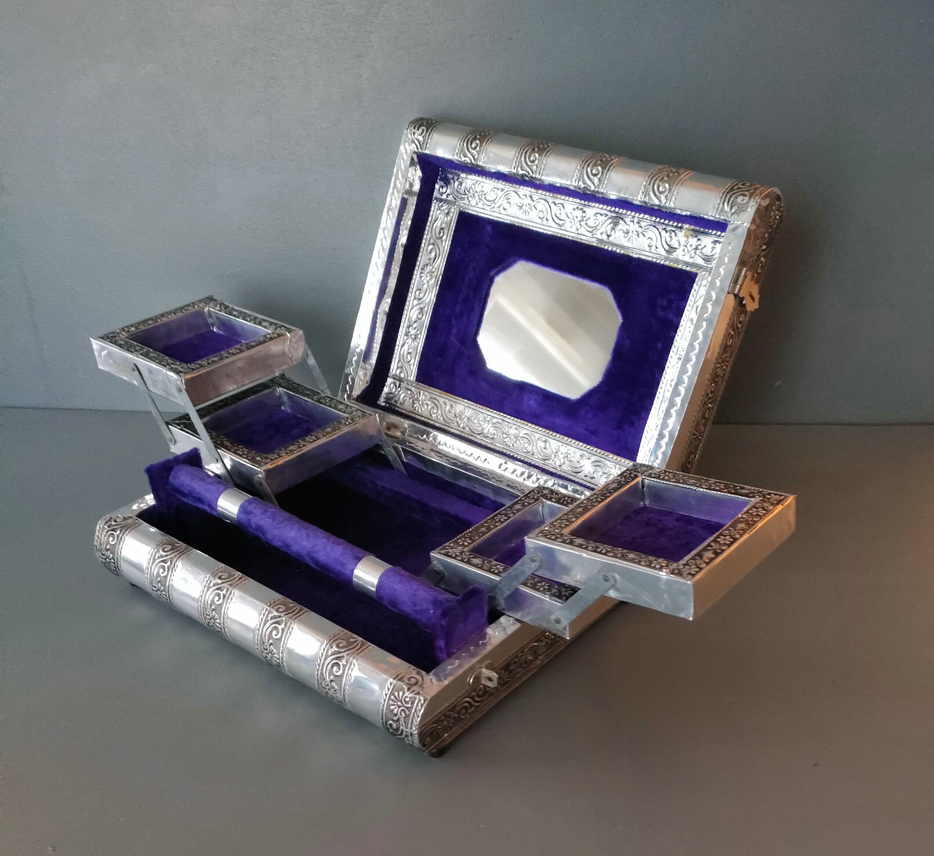 Handcrafted ethnic jewelry box - Hand-pushed silver iron - India - 70's