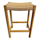Tabouret en bois massif avec assise tissée à la main