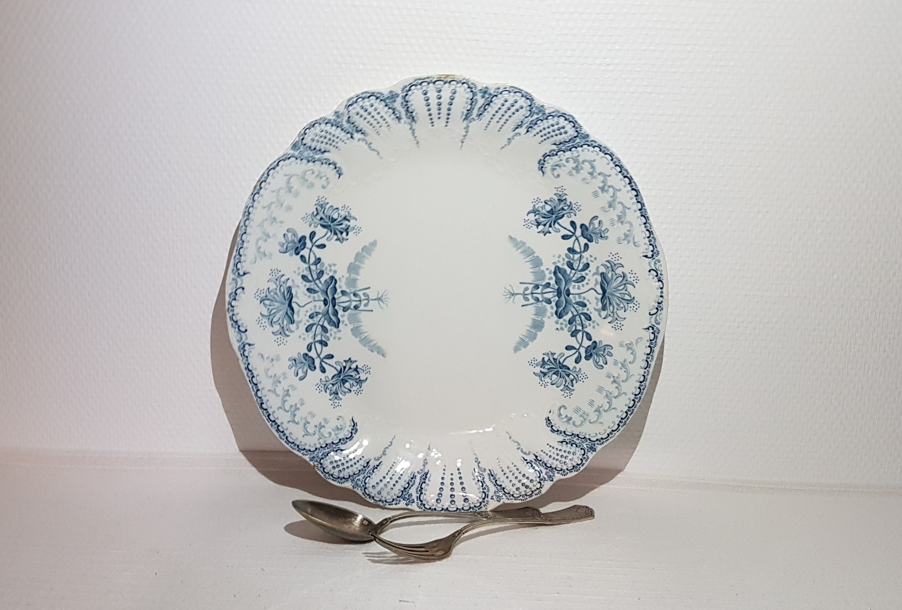 Plat en faïence de St Amand et Hamage Nord modèle Régence, terre de fer