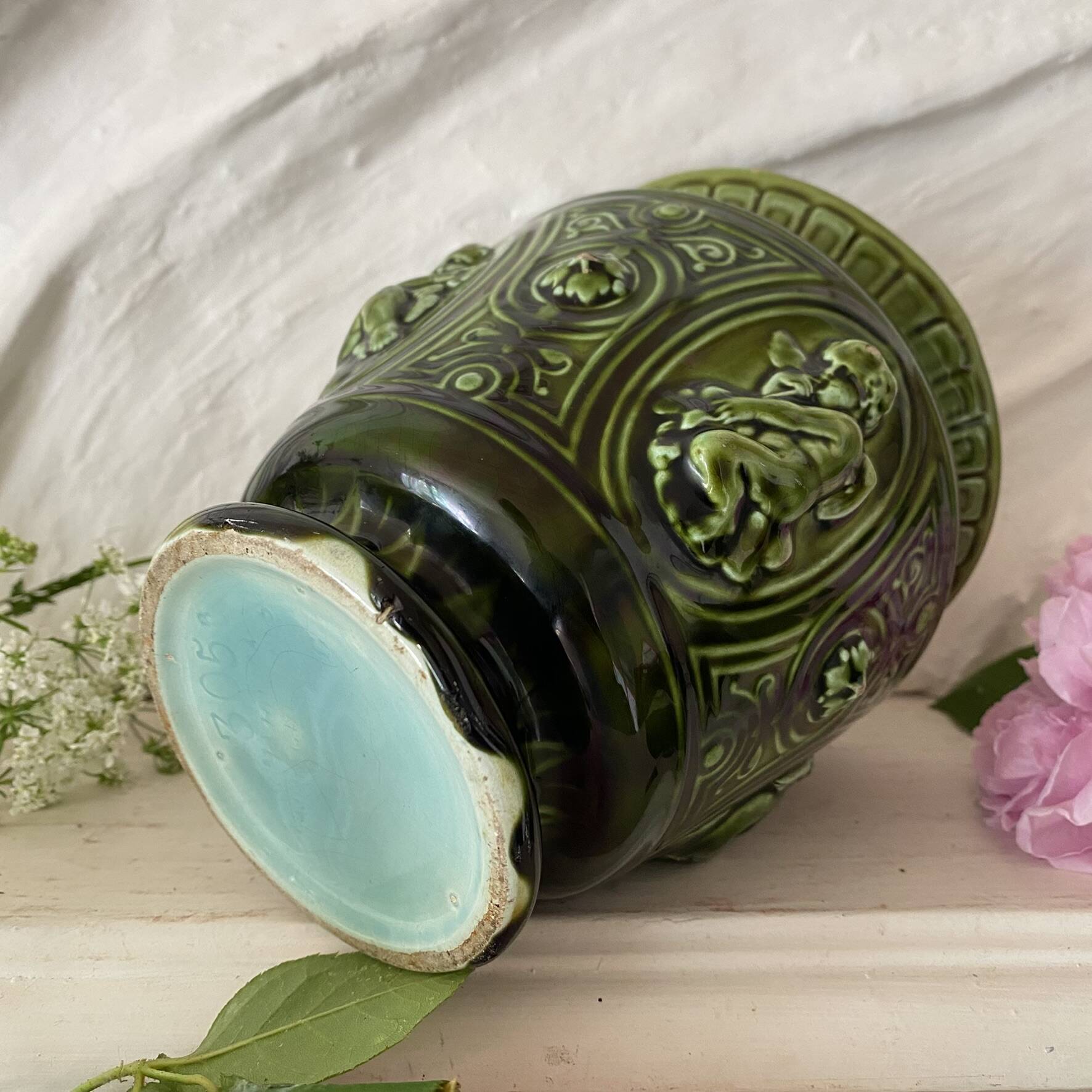 Planter pot in earthenware with cherubs