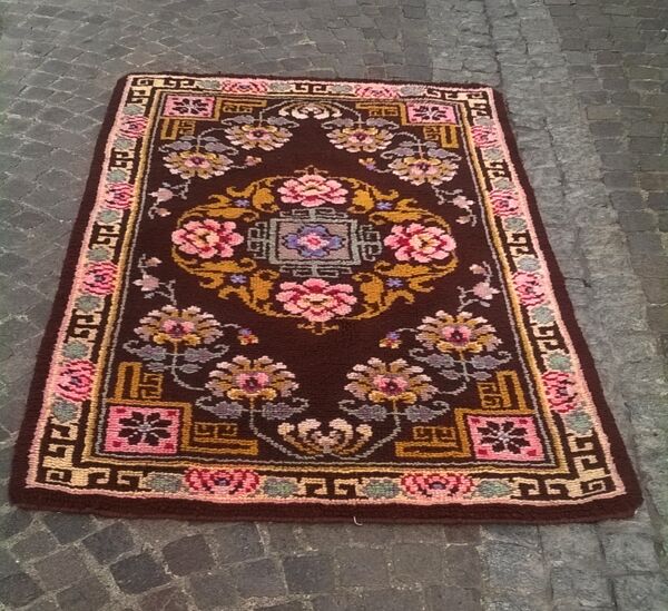 Tapis fleuri vintage