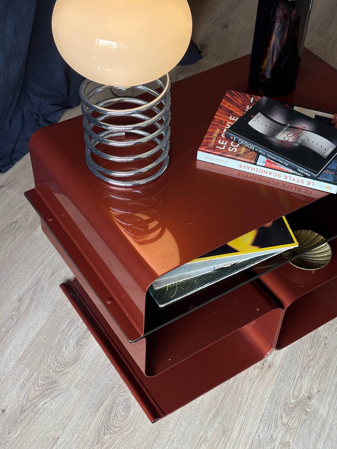 Table d’appoint, metal et verre fumé selon François Monnet