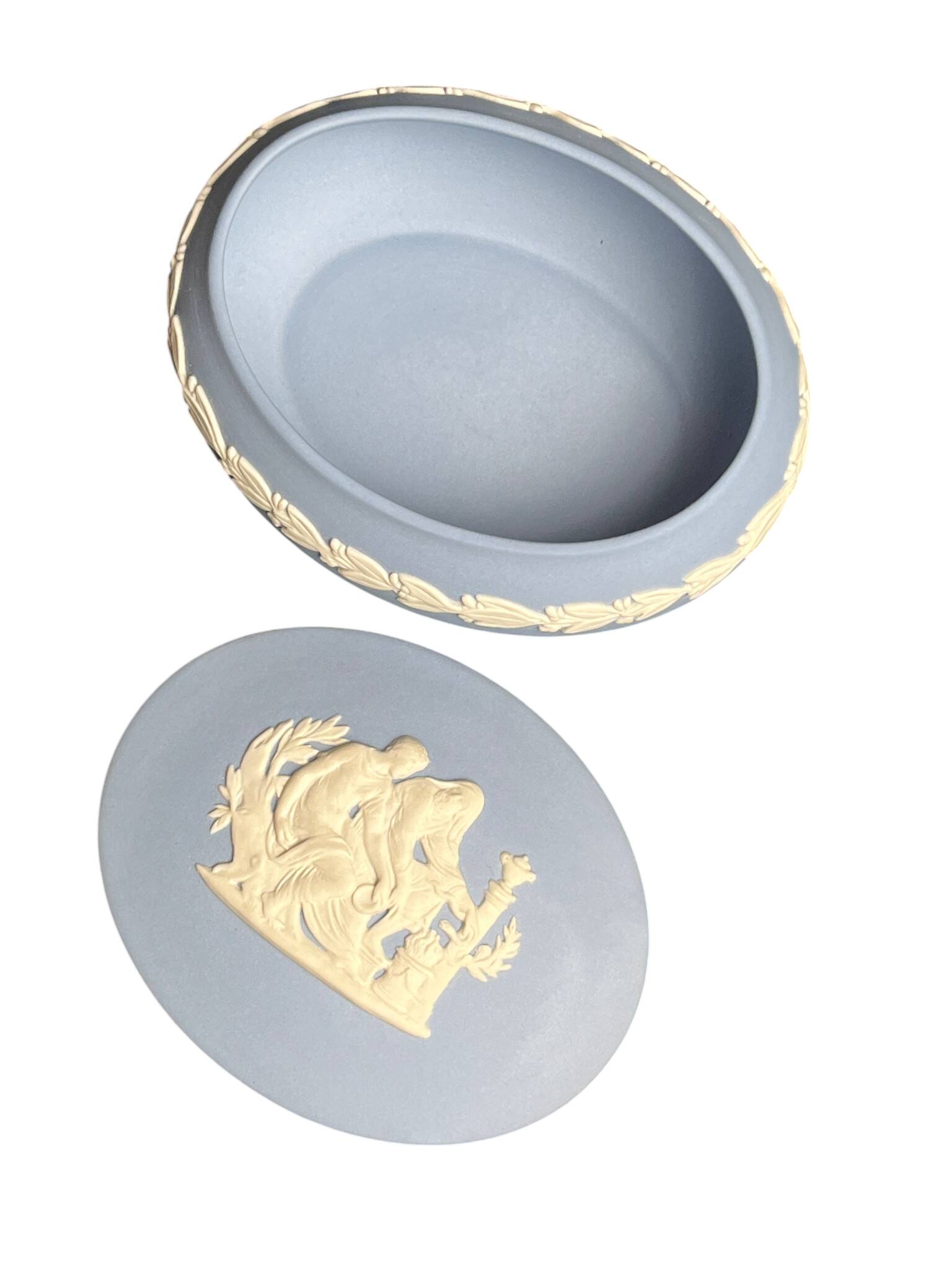Wedgwood, blue jasper bonbonnière with antique decoration from the 20th century.