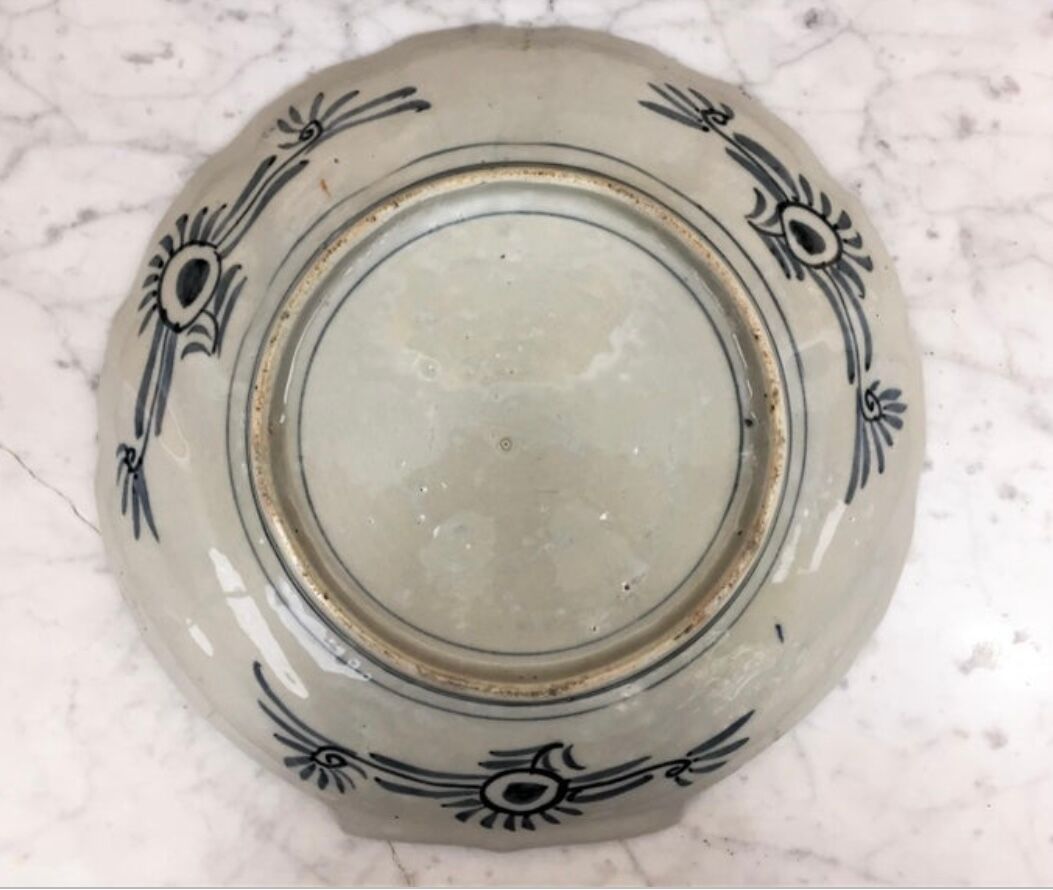 Imari porcelain dish from Japan in the shape of a scallop shell Blue, red and turquoise