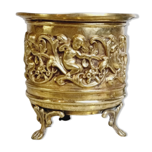 Pot en laiton repoussé