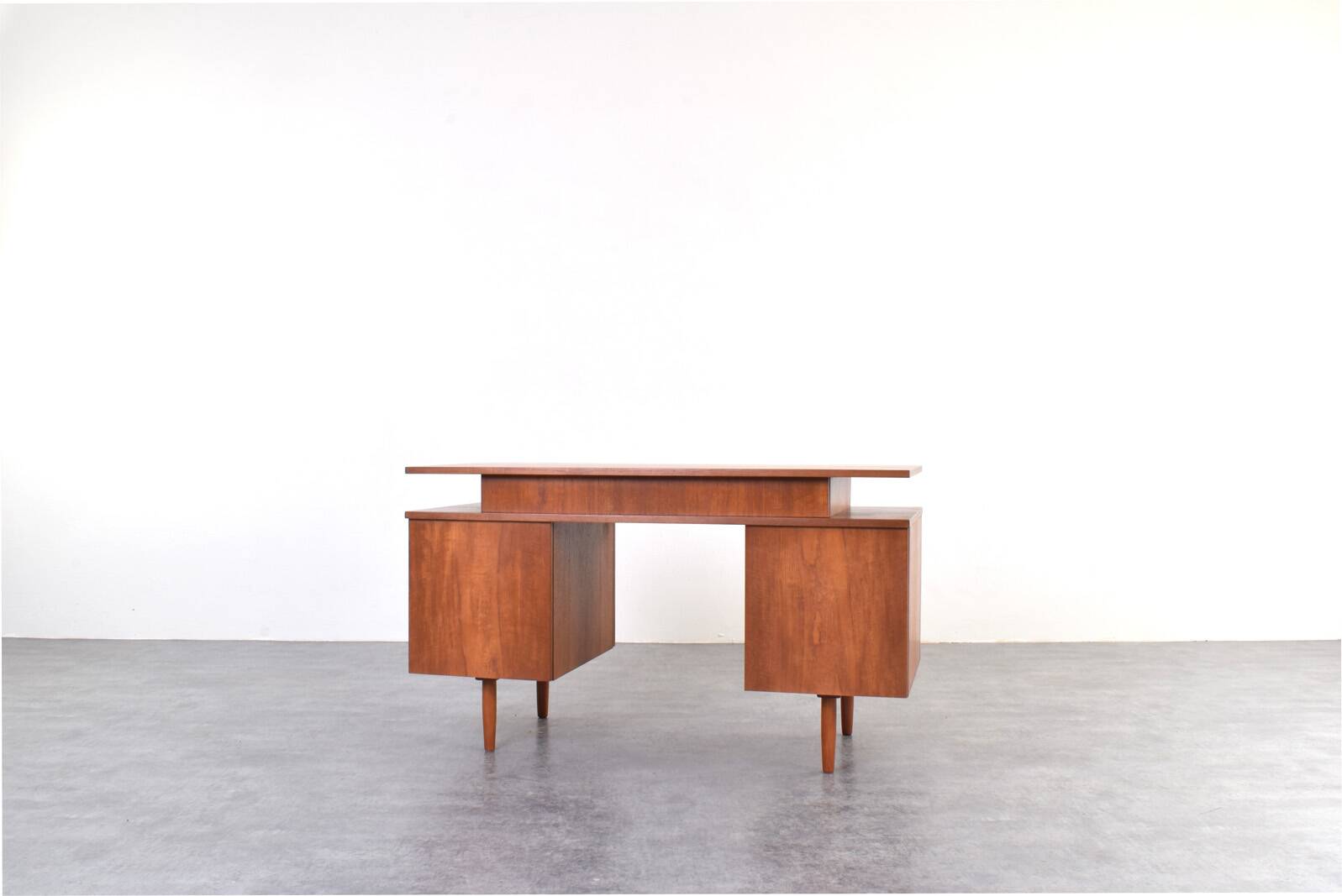 Bureau en teck des années 1960.