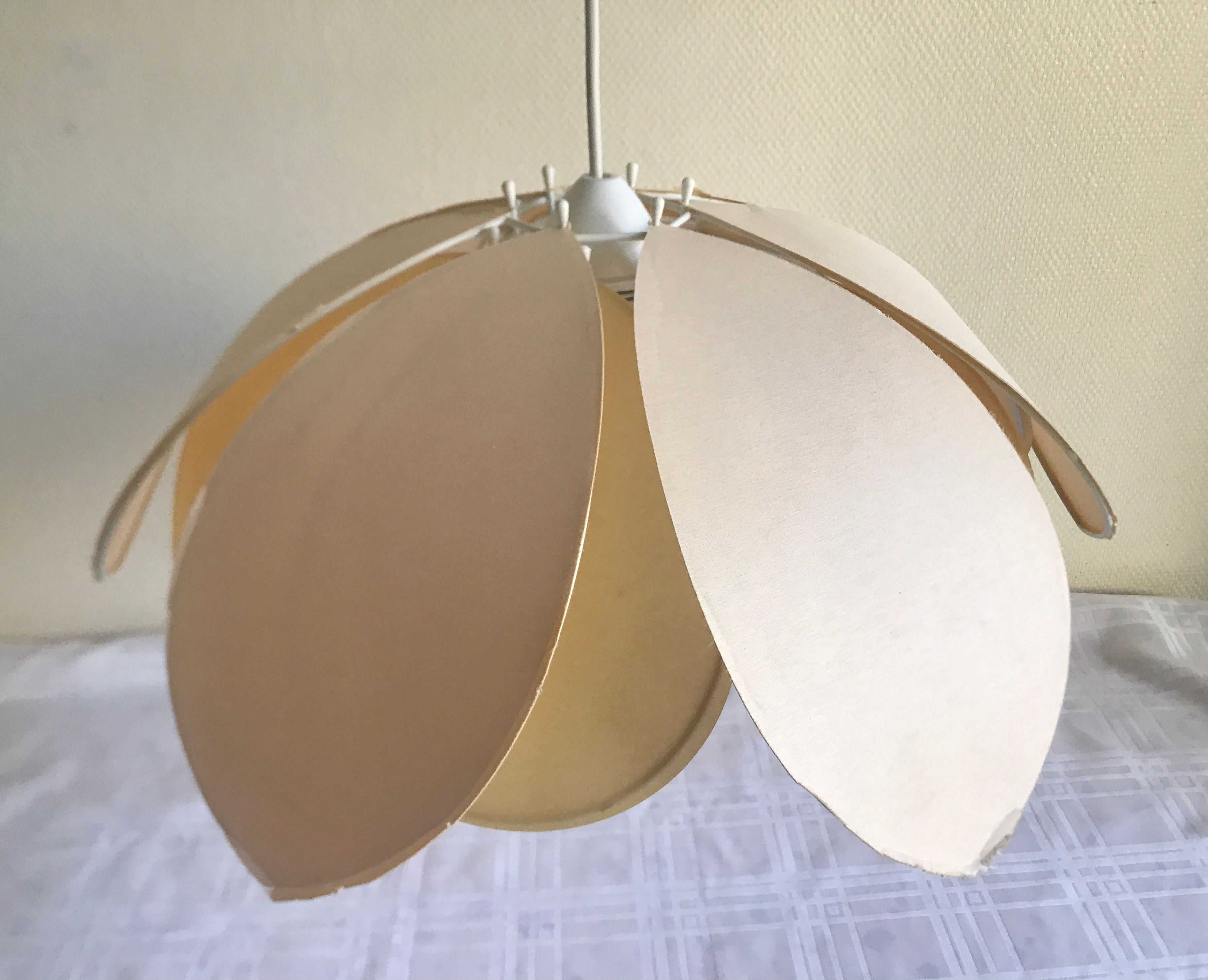 Suspension flower petals