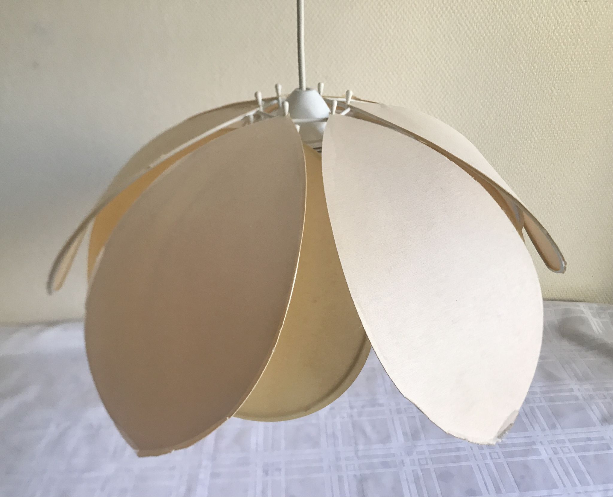 Suspension flower petals