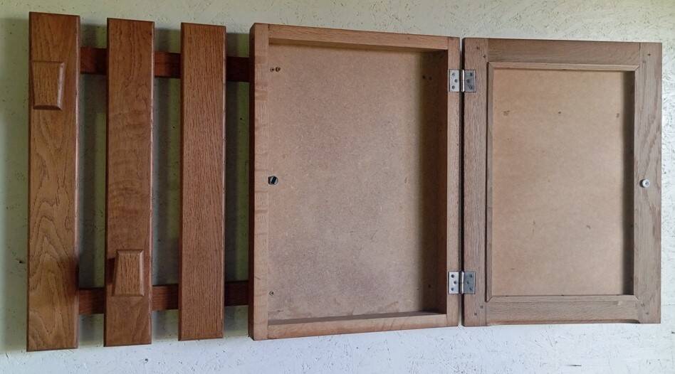 Wall-mounted wardrobe in solid oak