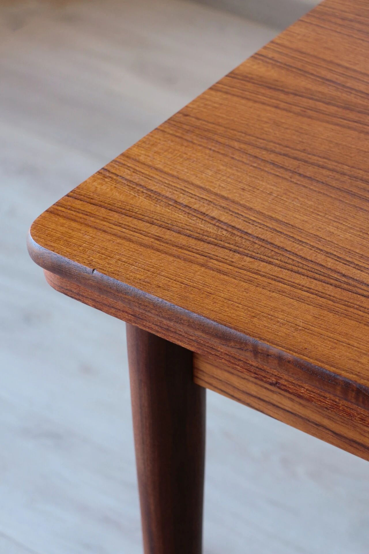 Vintage teak dining table – extendable Scandinavian design