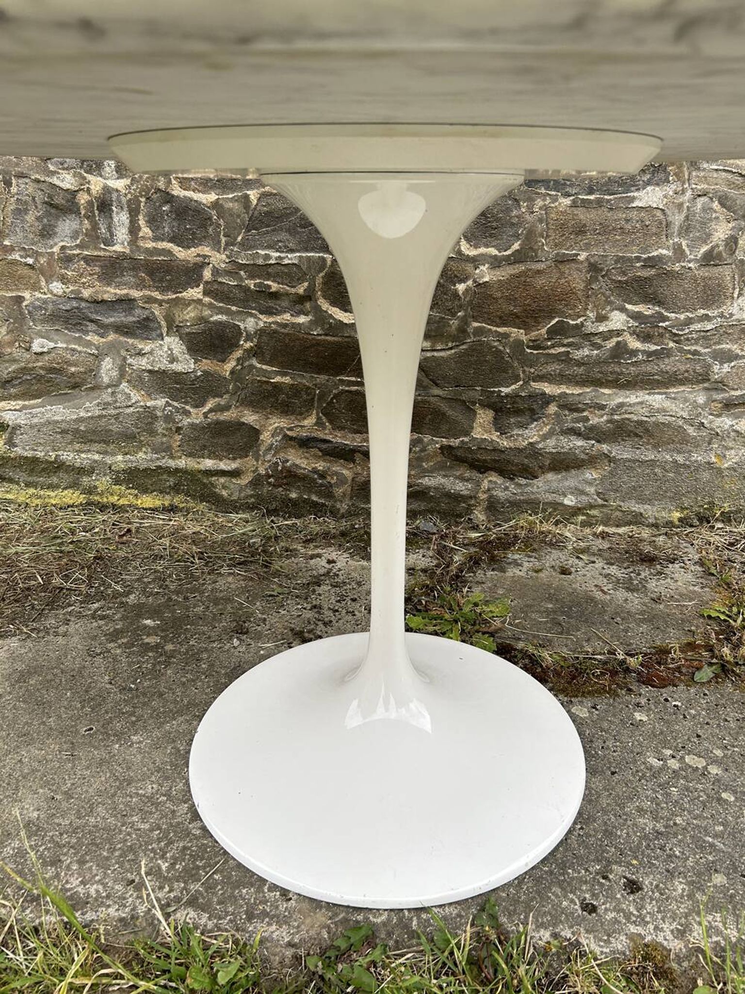 Tulip-shaped table with beveled calacata marble top, 1970s edition