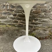 Tulip-shaped table with beveled calacata marble top, 1970s edition