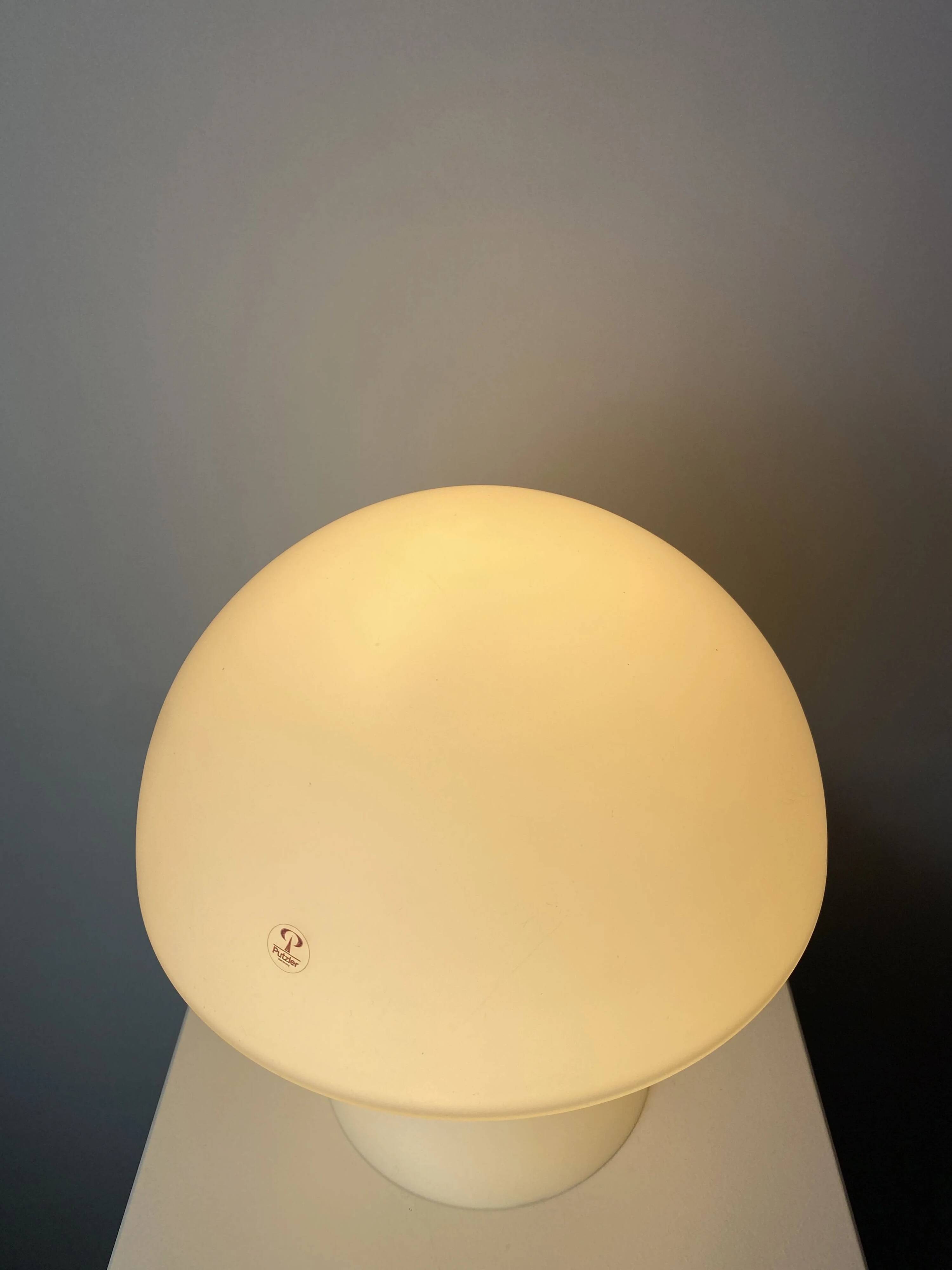 Lampe de table champignon en verre lait blanc Peill et Putzler 1970