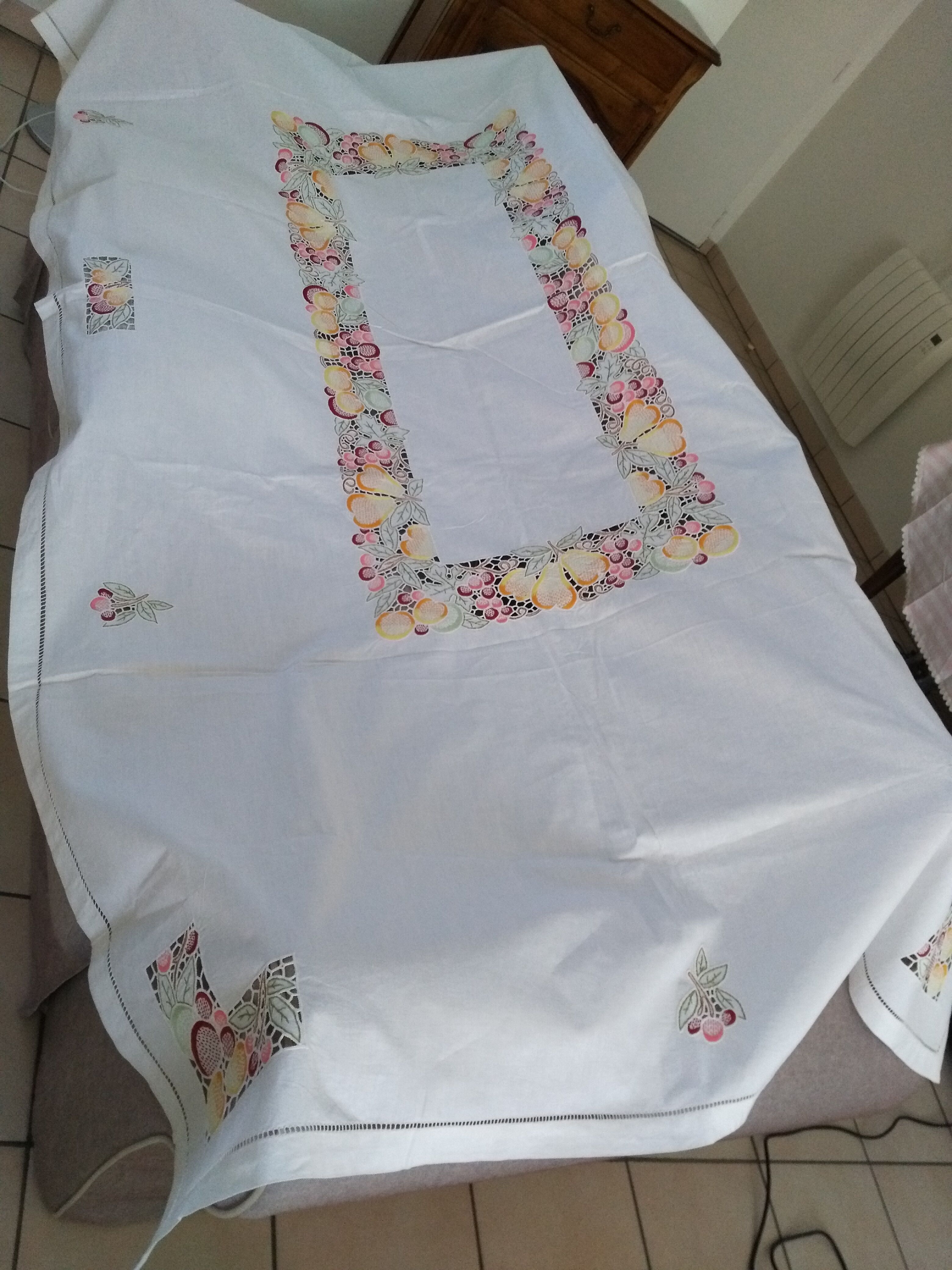 Embroidered tablecloth and open fruit decoration - 12 assorted towels