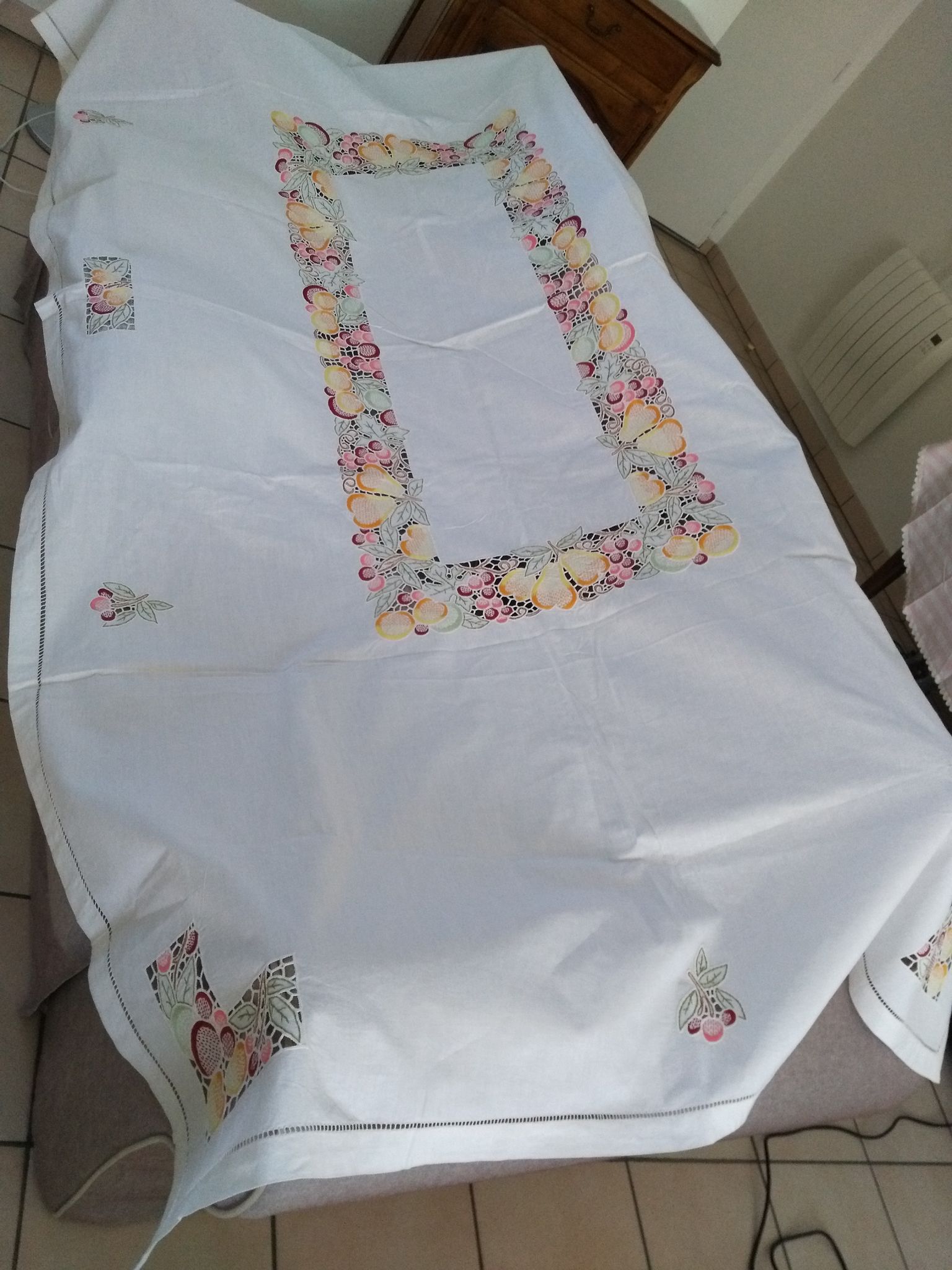Embroidered tablecloth and open fruit decoration - 12 assorted towels