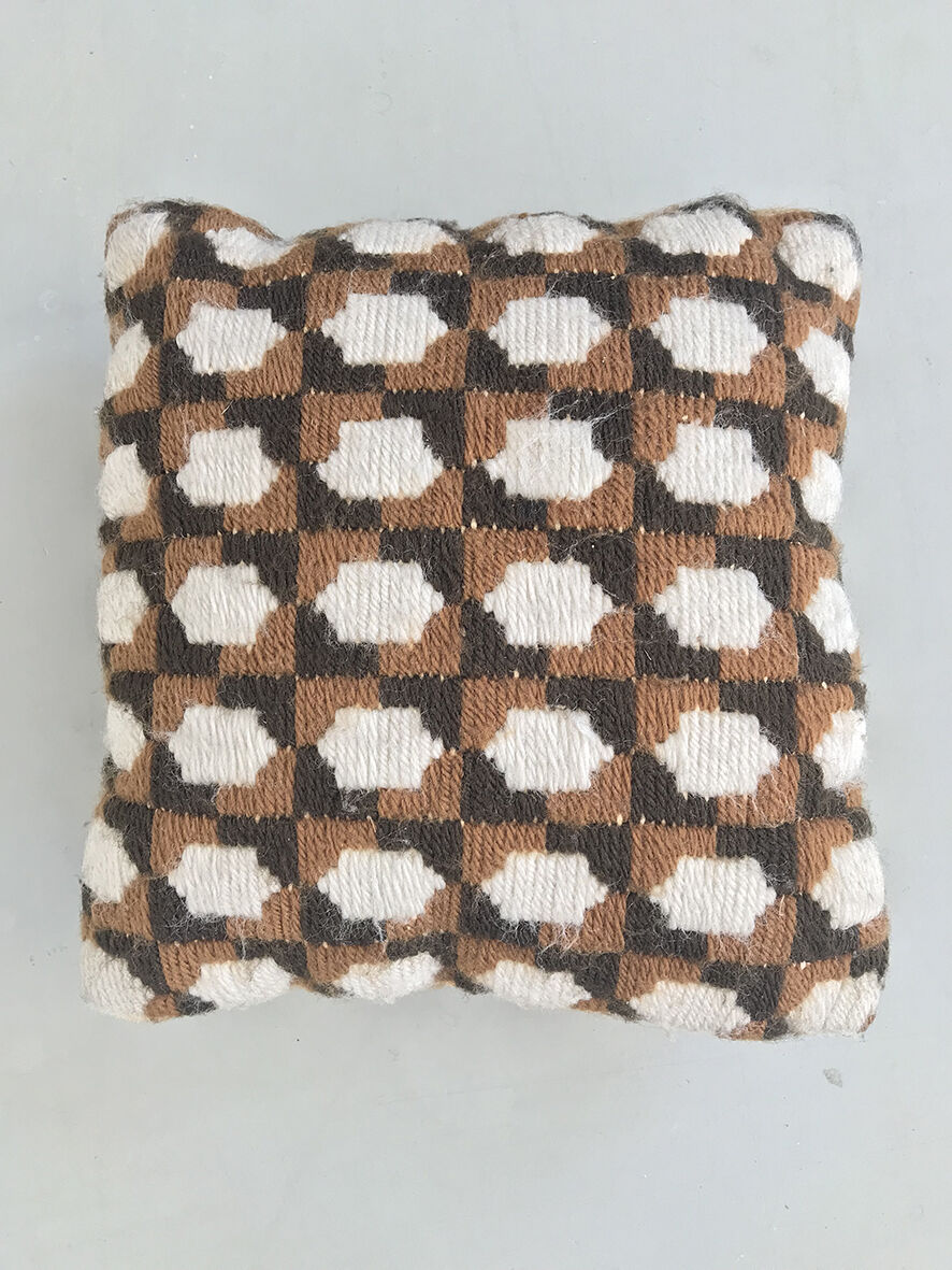 Wool embroidery cushion 40x40cm