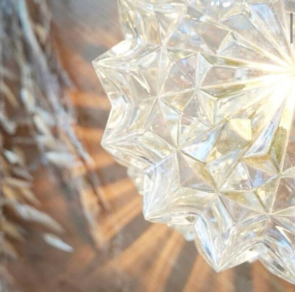 Lampe à poser verre ciselé forme étoile