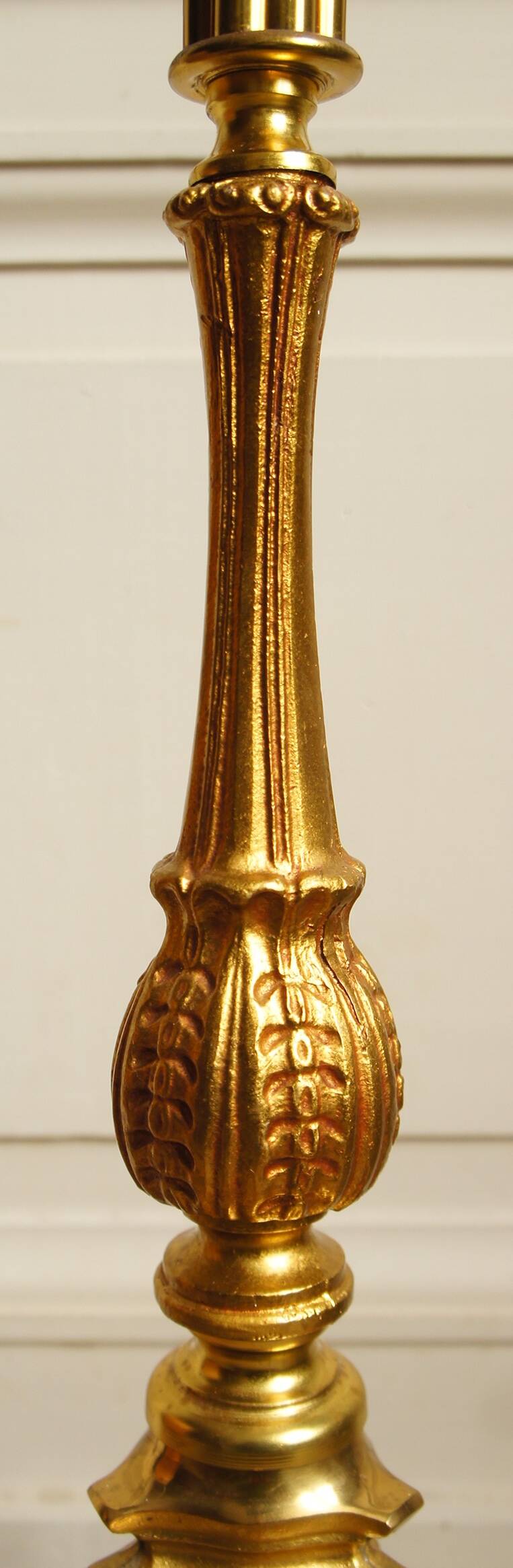 "Pique candle" double fire floor lamp in gilded bronze