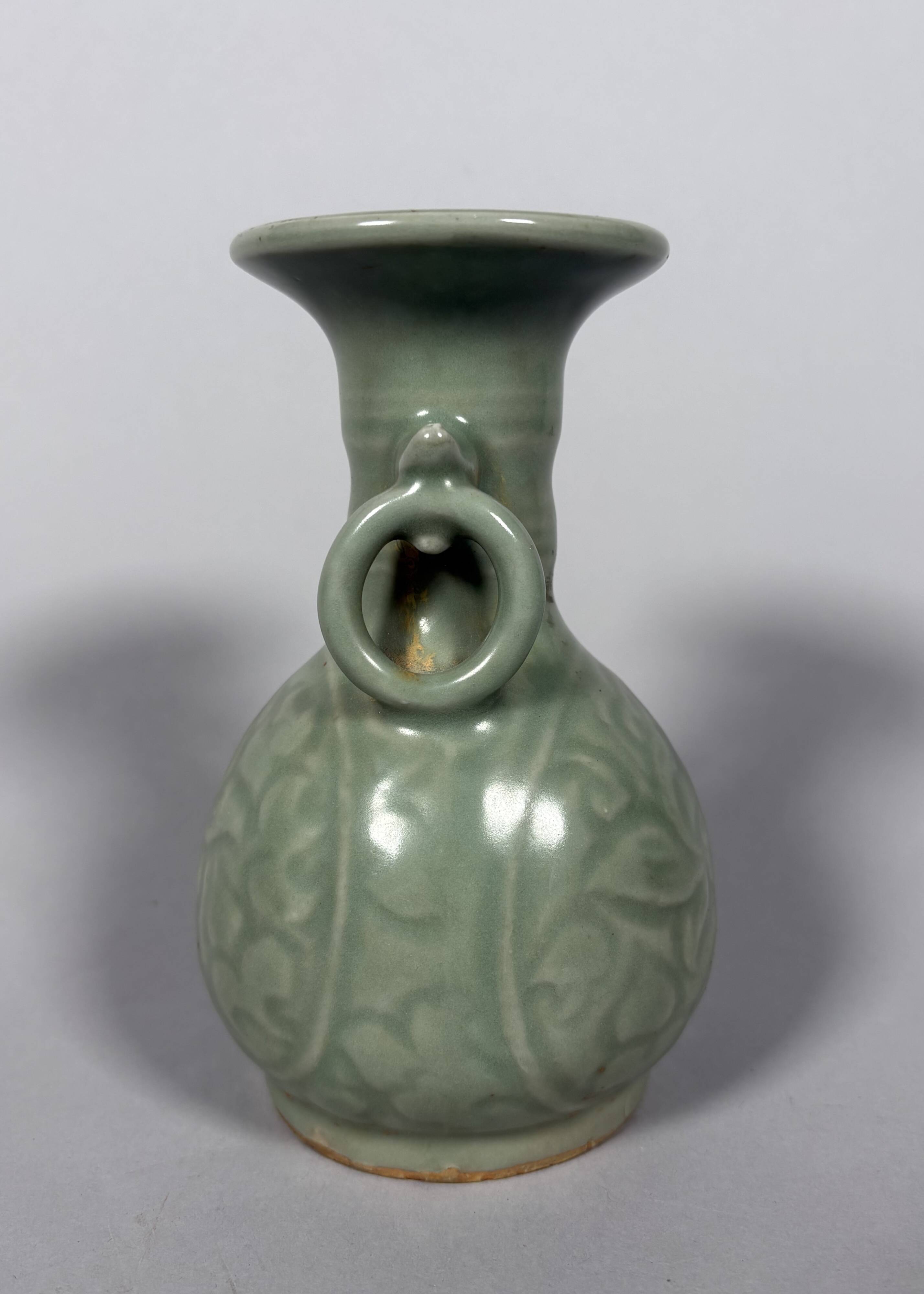 Celadon stoneware vase Longquan Yuan-Ming Dynasty - China