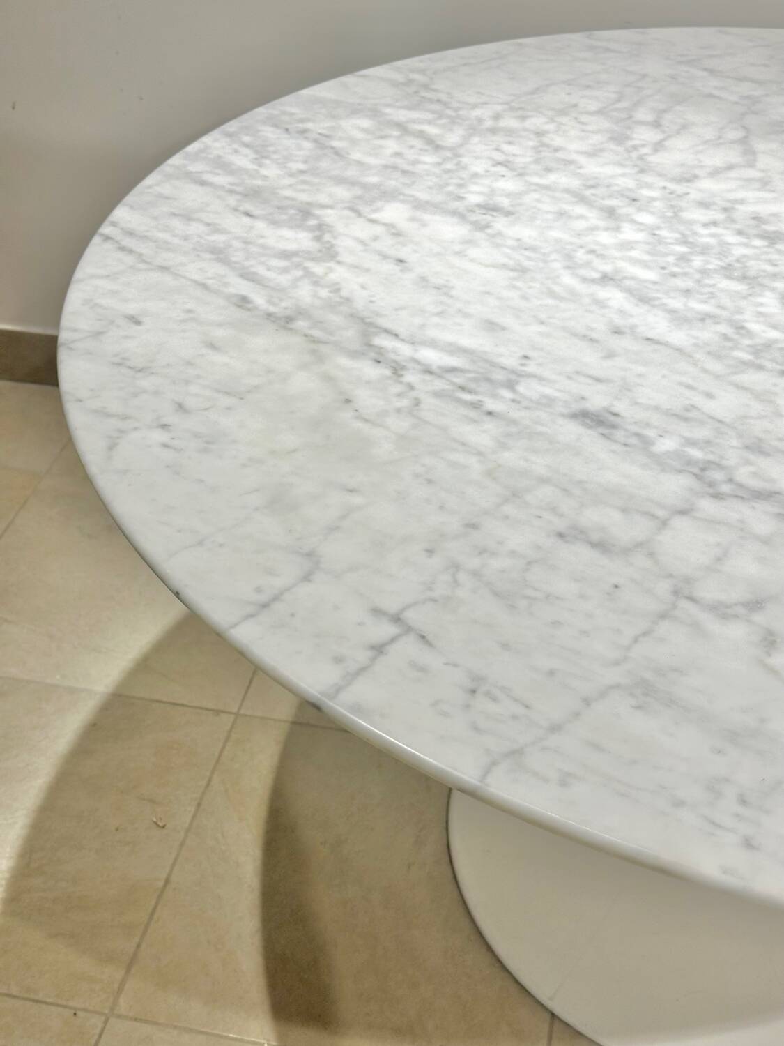 Knoll Tulip Table 137 cm in marble