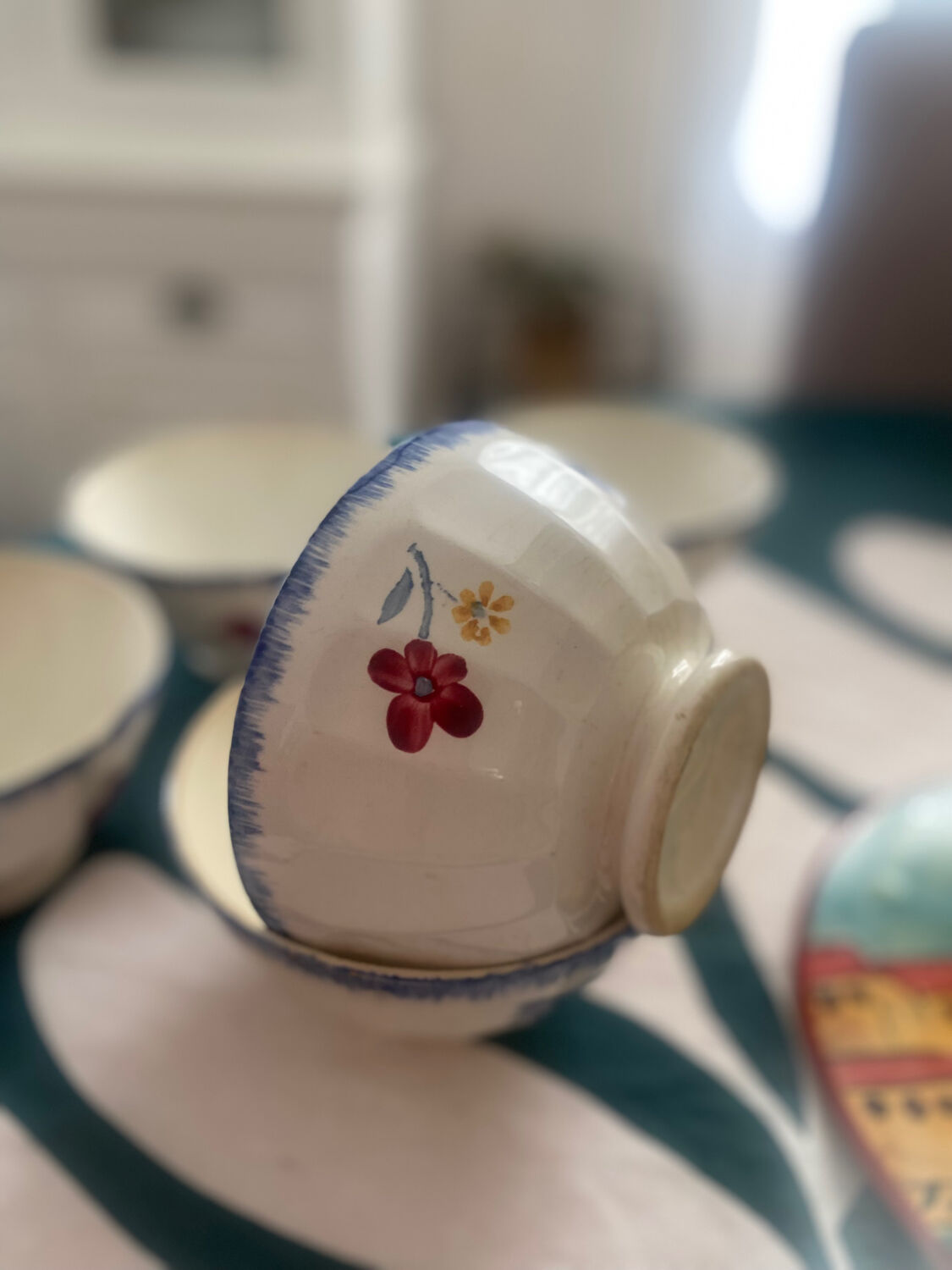 Discover a set of two mini bowls from the famous MARY LOU series.