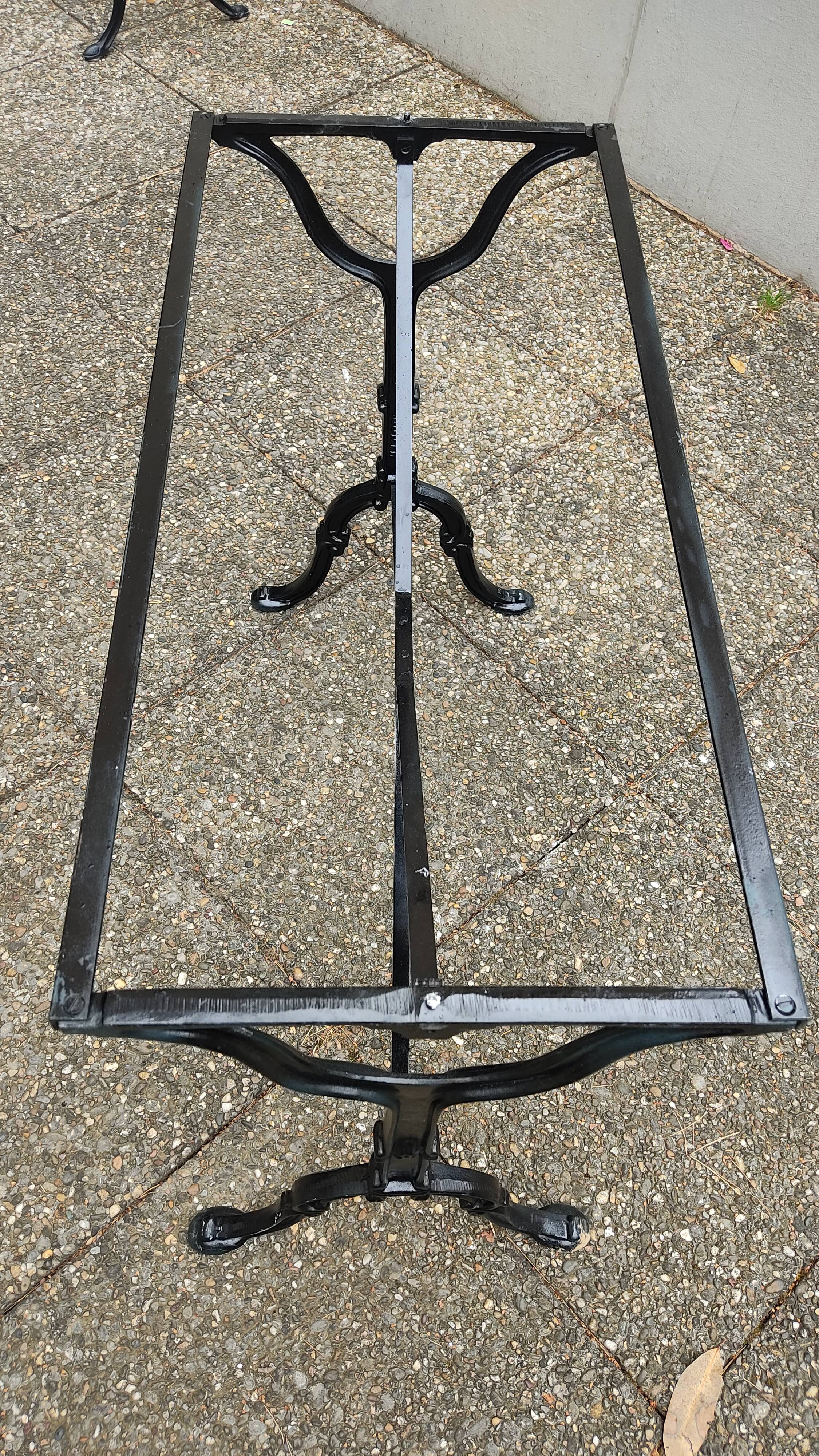 Table bistrot en marbre, piètement en fonte signé Godin, L 120 cm, made in France !