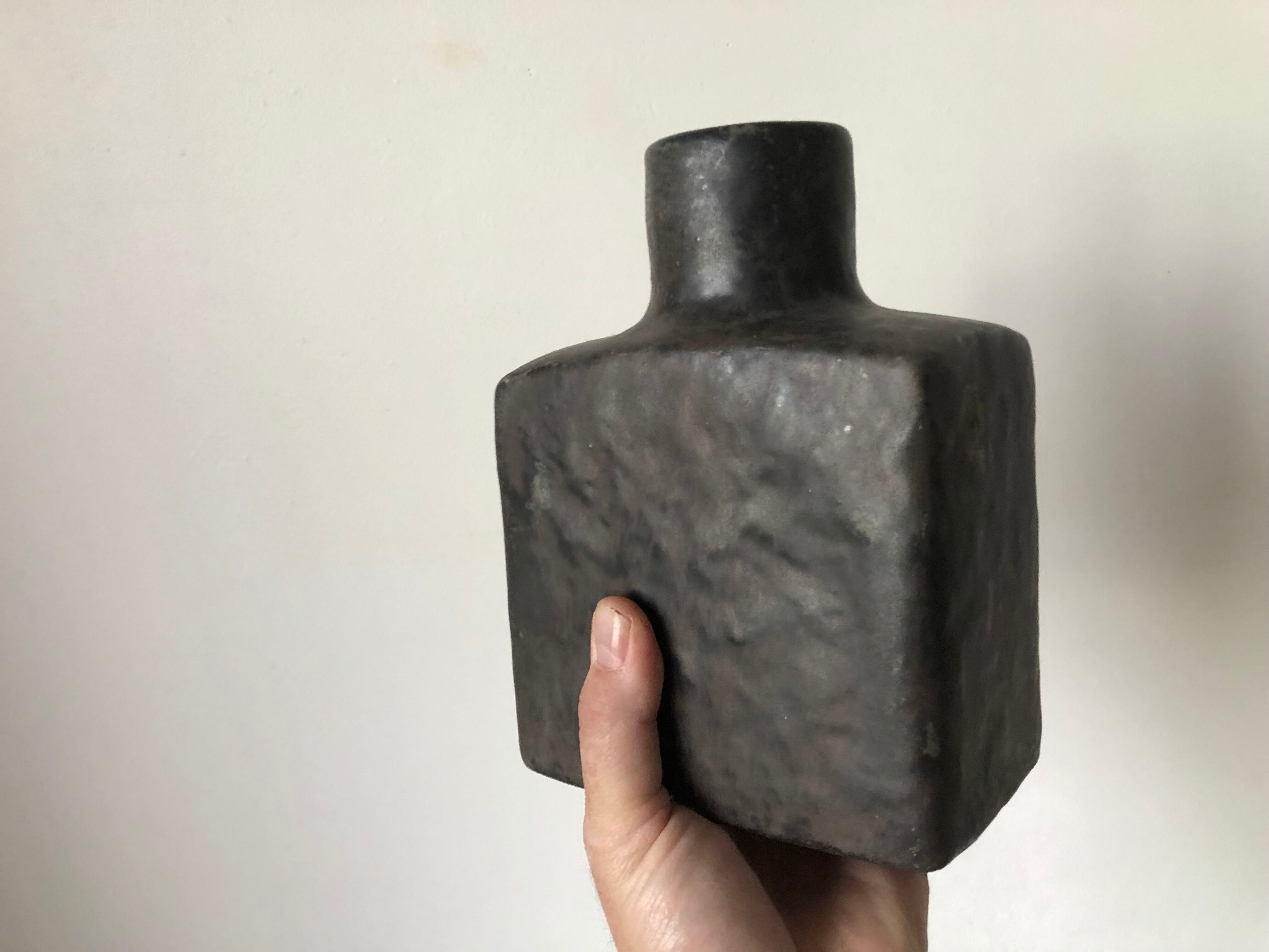 Art pottery of Mobach Holland Cubist vase in black enamelled sandstone
