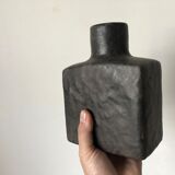 Art pottery of Mobach Holland Cubist vase in black enamelled sandstone