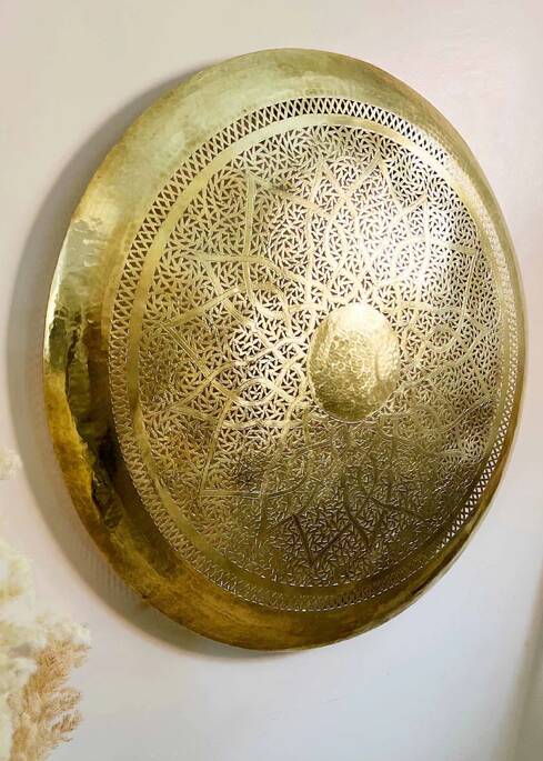 Large oriental wall lamp in hammered gold-plated perforated brass, 100 cm.
