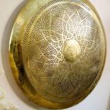 Large oriental wall lamp in hammered gold-plated perforated brass, 100 cm.