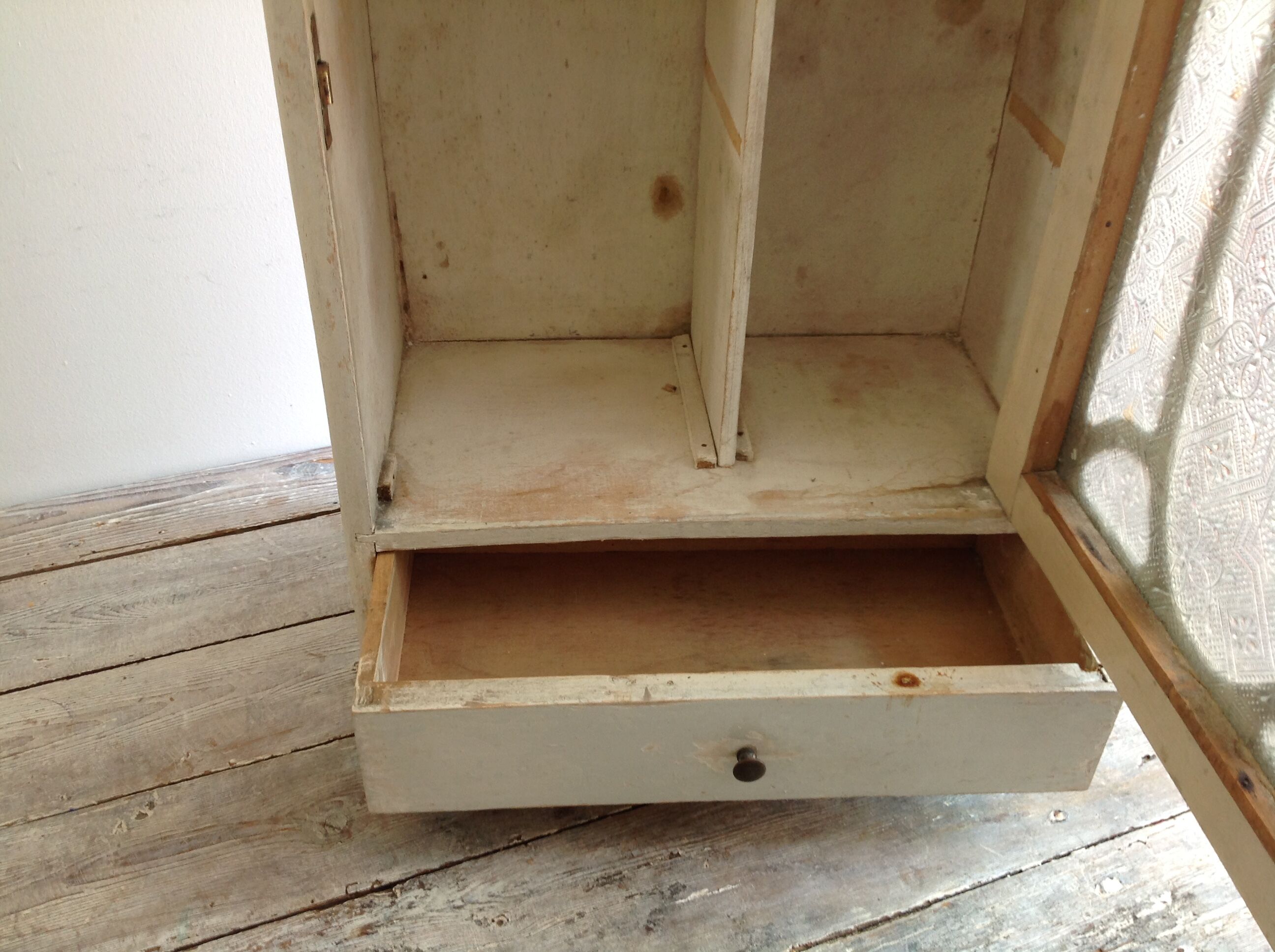 Pharmacy cabinet