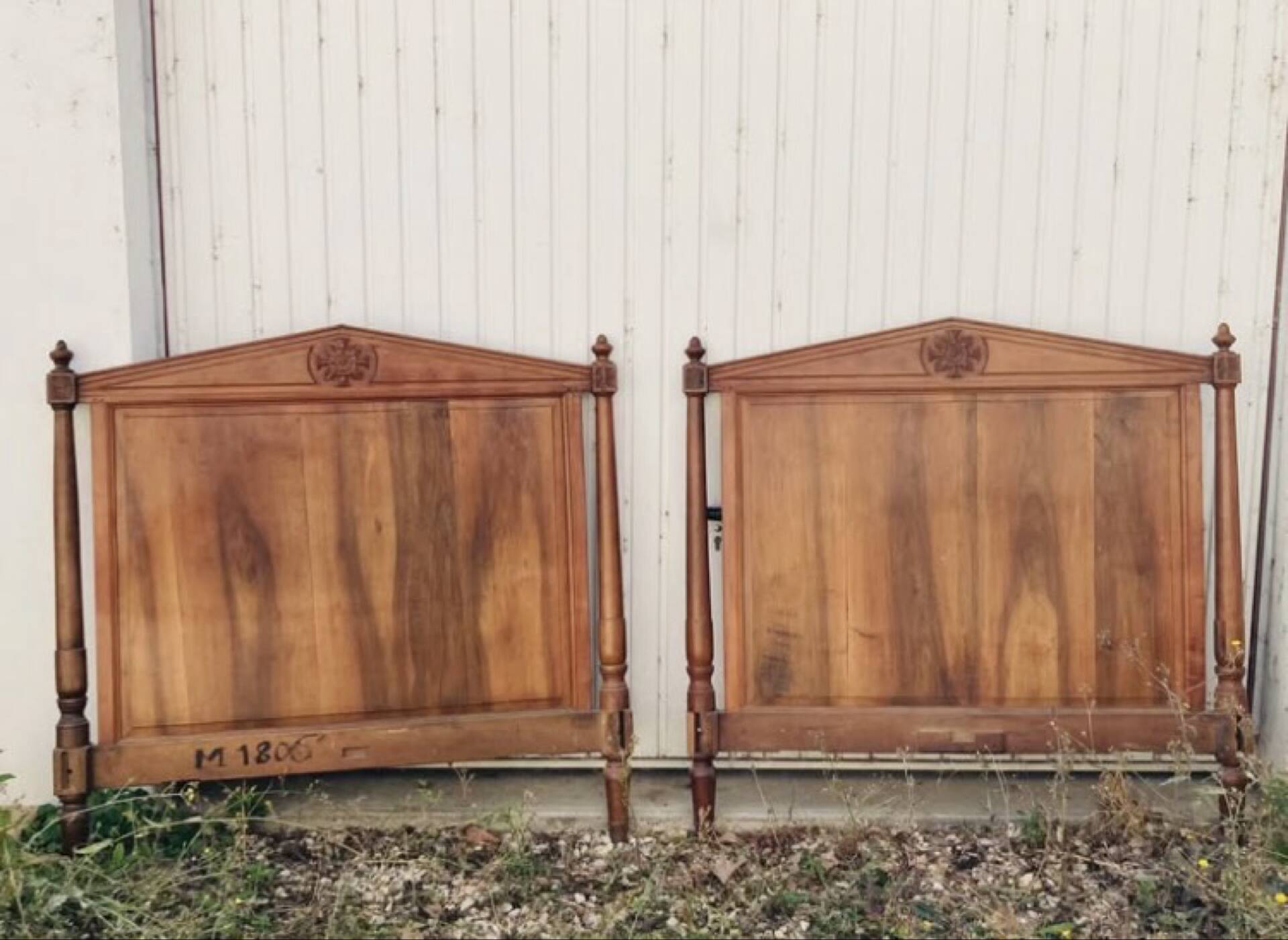Lit Directoire époque XIXe à colonnes détachées, frontons et bobèches
