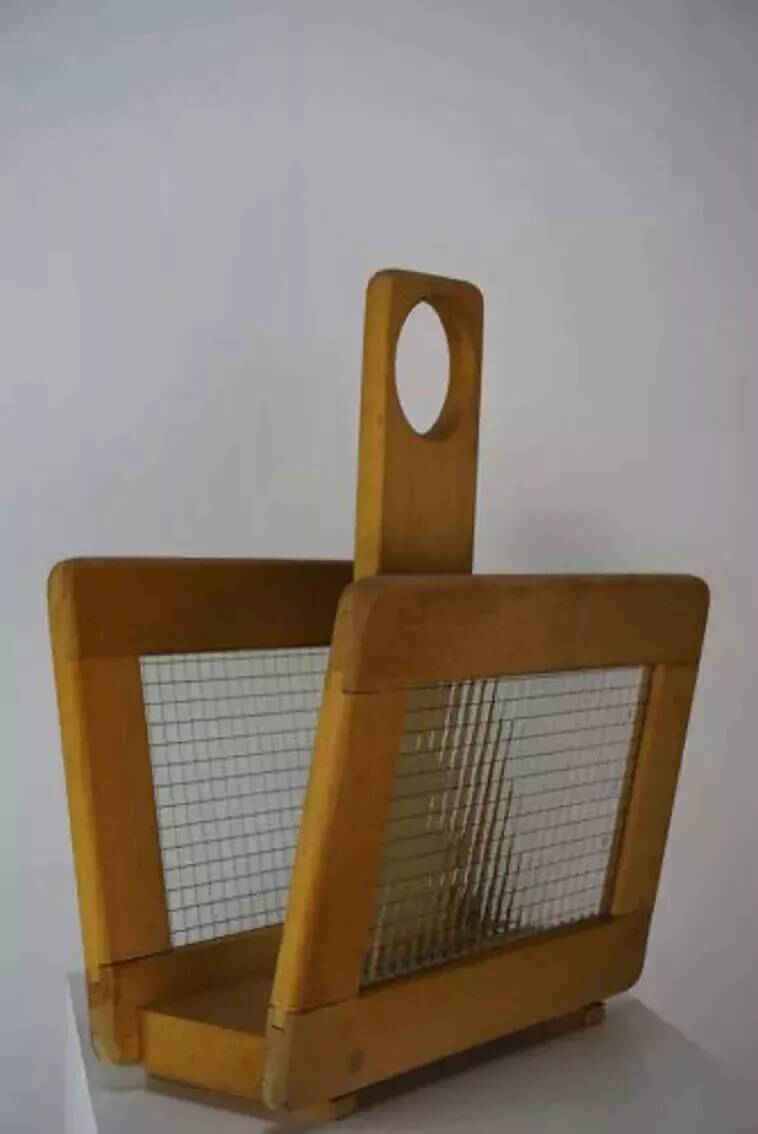 Porte-revues en bois et verre