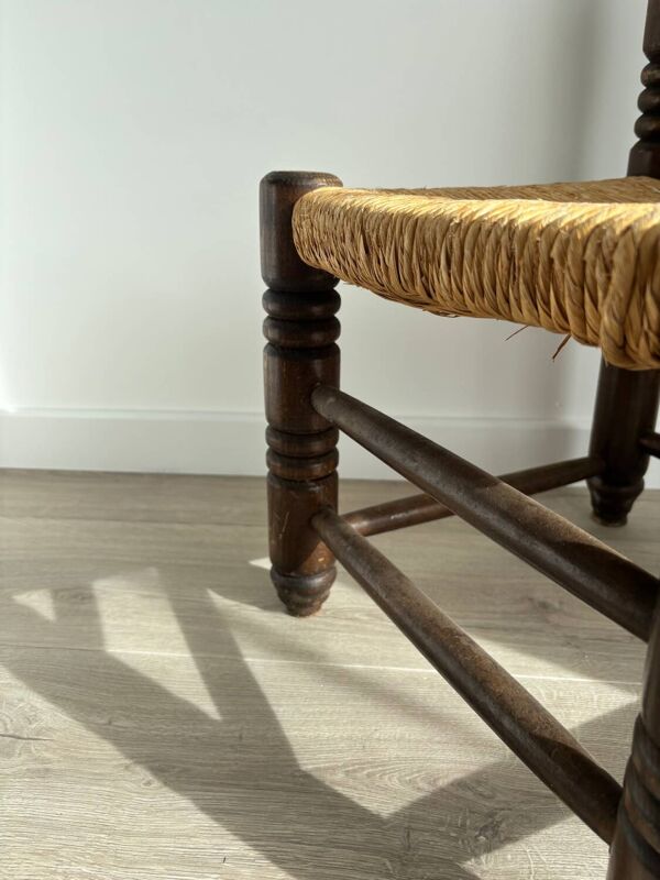 Chaise basse, de cheminée vintage style Charles Dudouyt en bois et paille