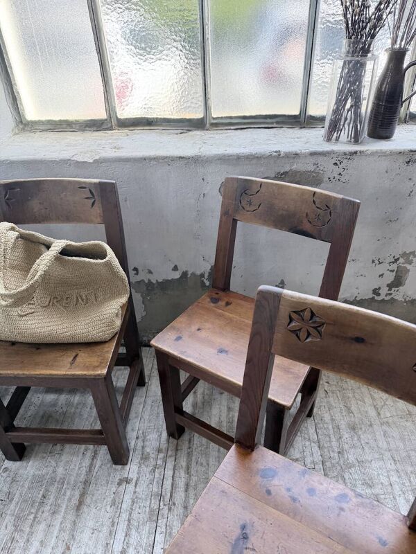 Set 4 chaises art populaire pin savoyard 1950