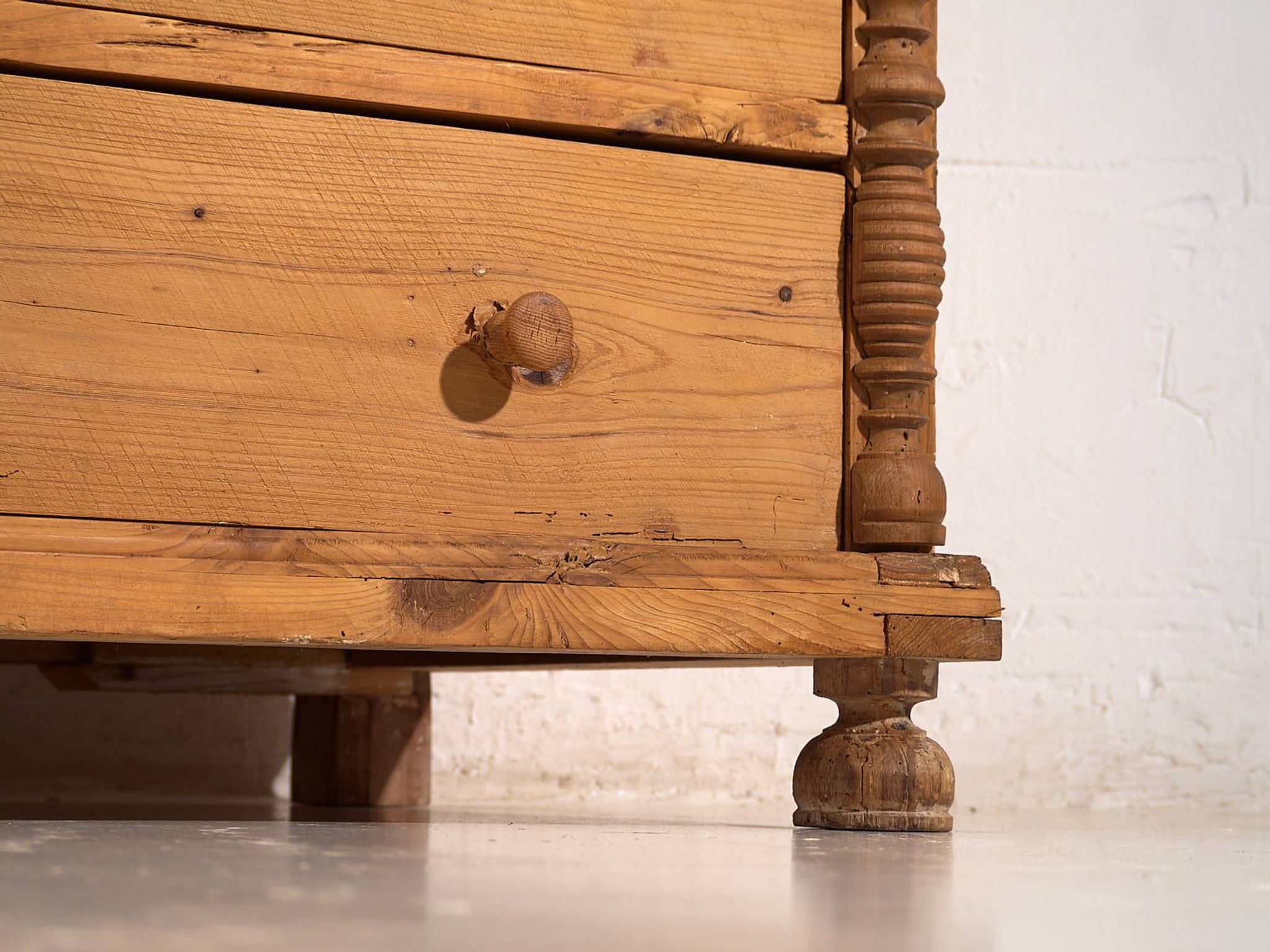 Old Provençal French chest of drawers (c.1920)