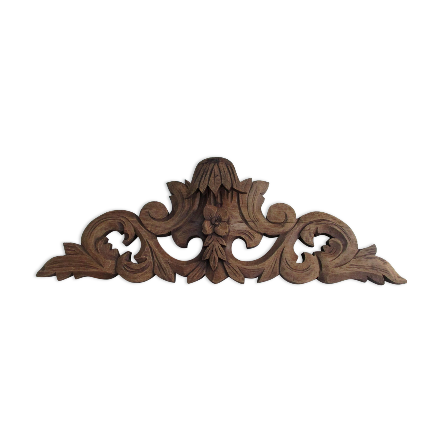 Fronton en bois sculpté