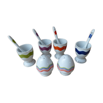Ensemble de 4 coquetiers avec cuillères, salière et poivrière colorés vintage