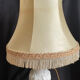 Lampe opaline, potiche blanche, abat-jour