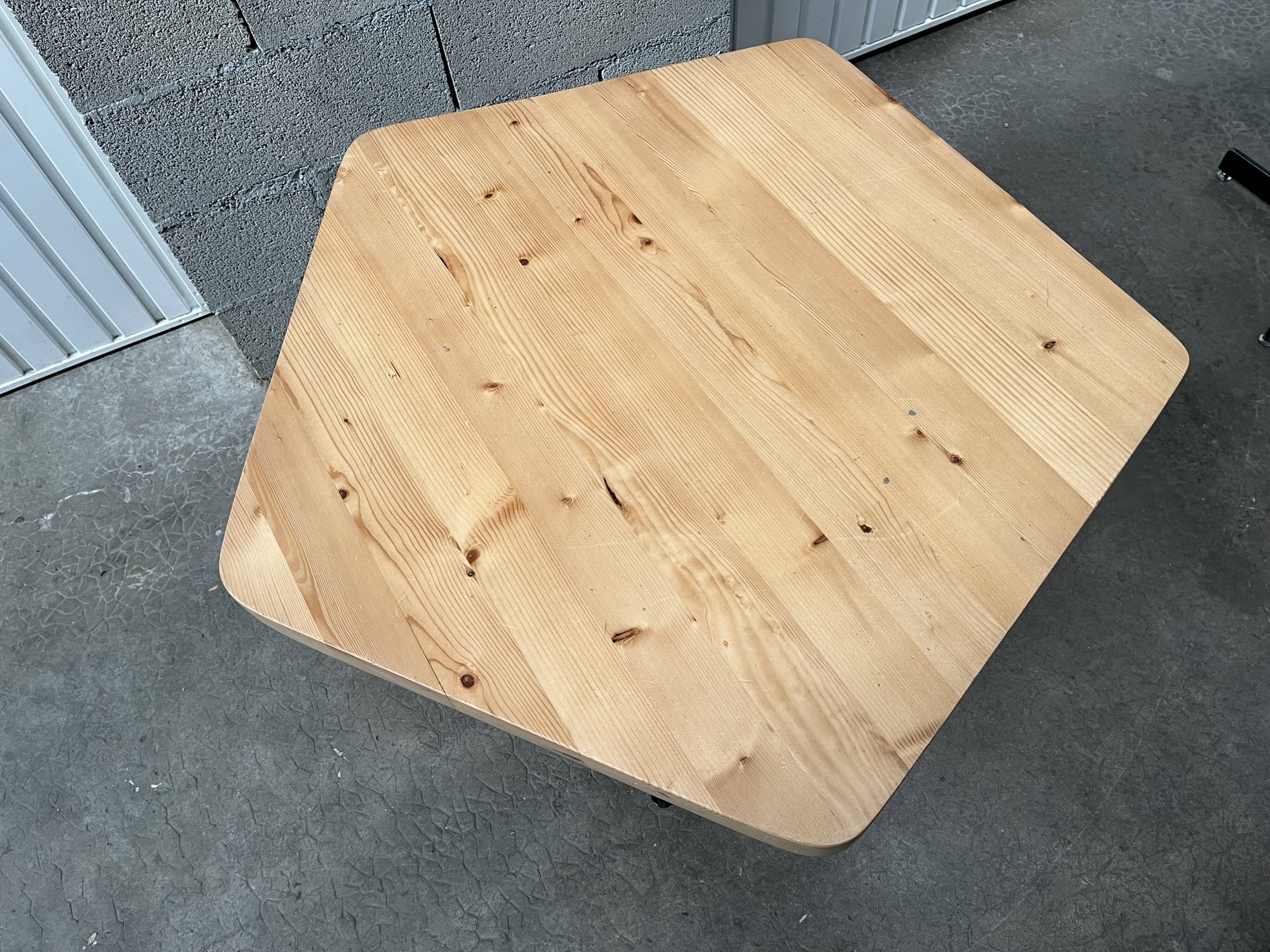 Design Pentagon table Charlotte Perriand for arches