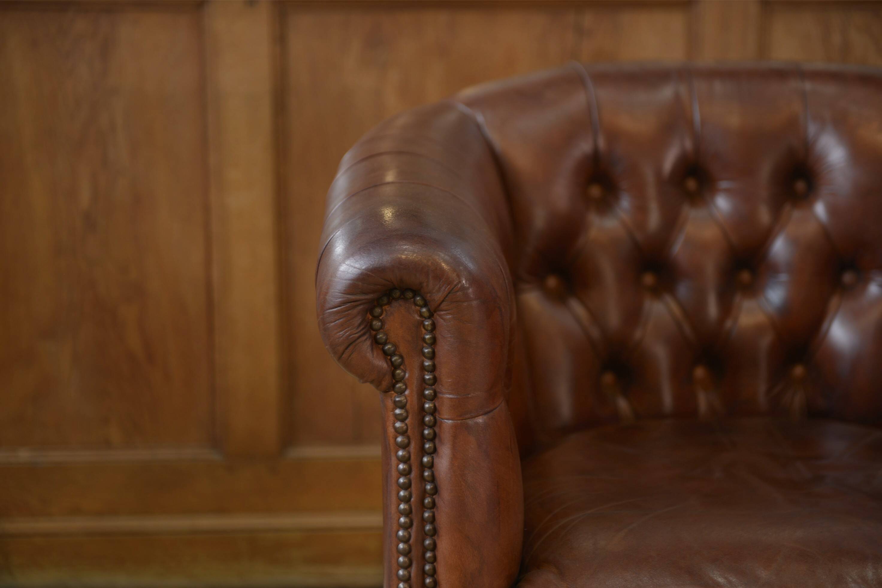Paire de fauteuils Club capitonnés en cuir
