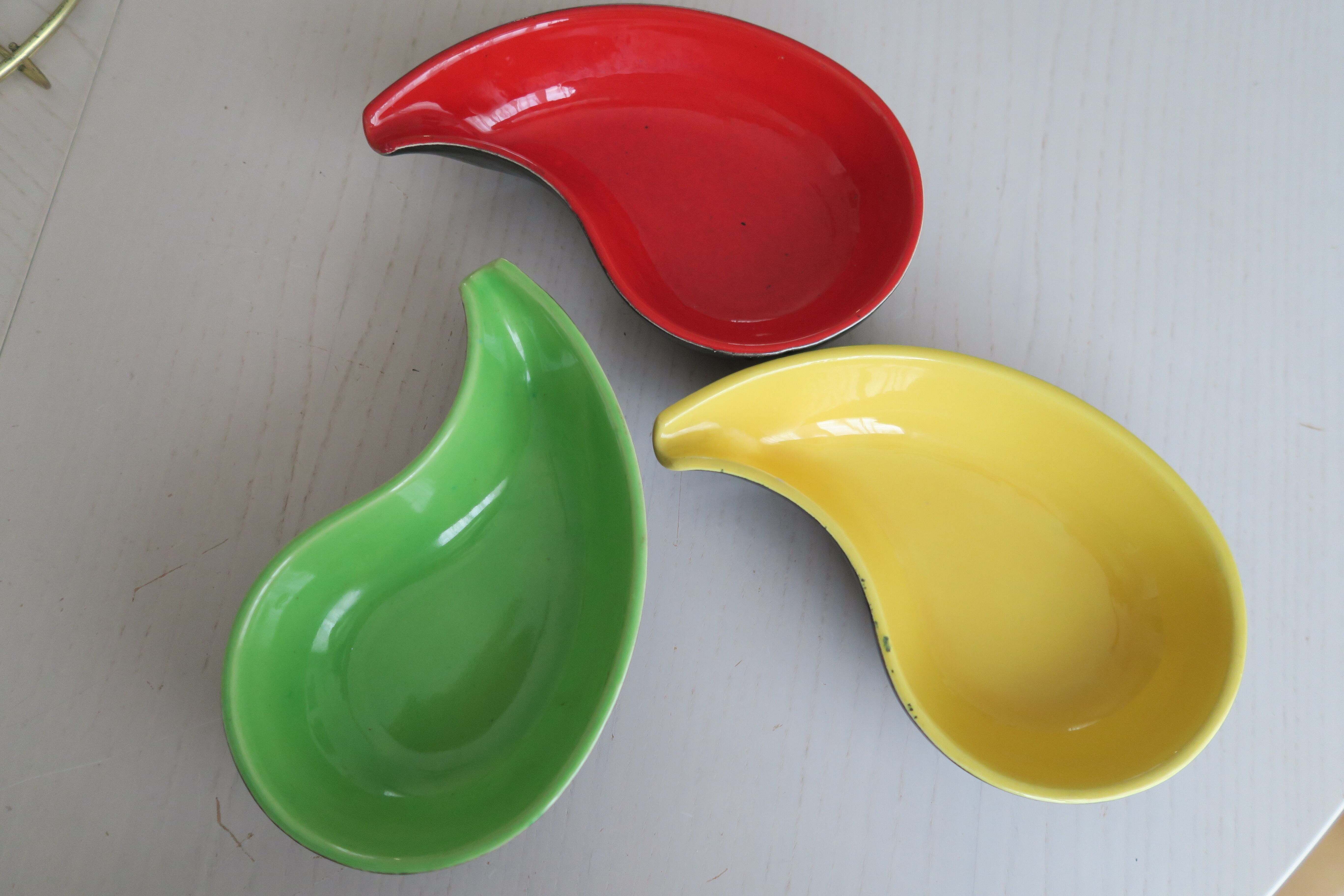 3 raviers céramique vintage assortis 1950-60 dans panier laiton poignée scoubidou