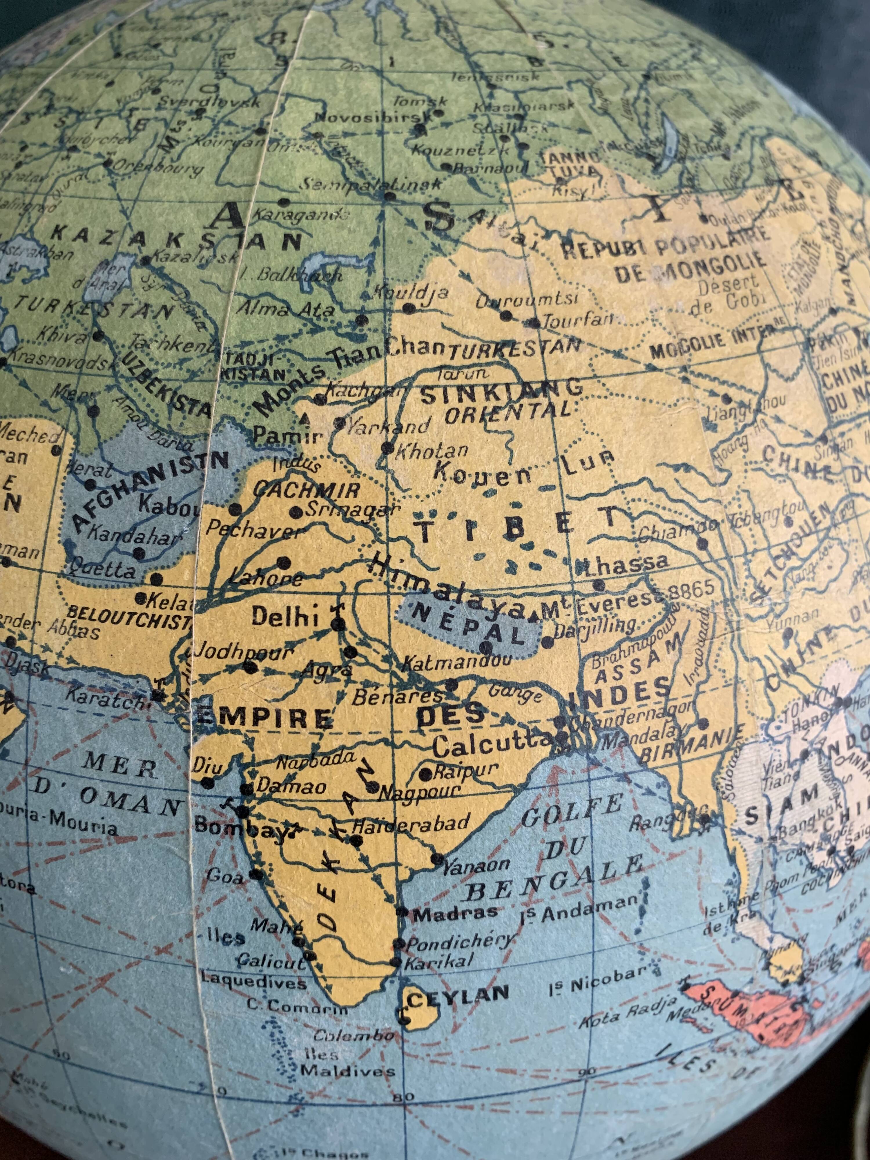 Globe terrestre en verre lumineux des années 30/40, V. Vindrinet, Paris