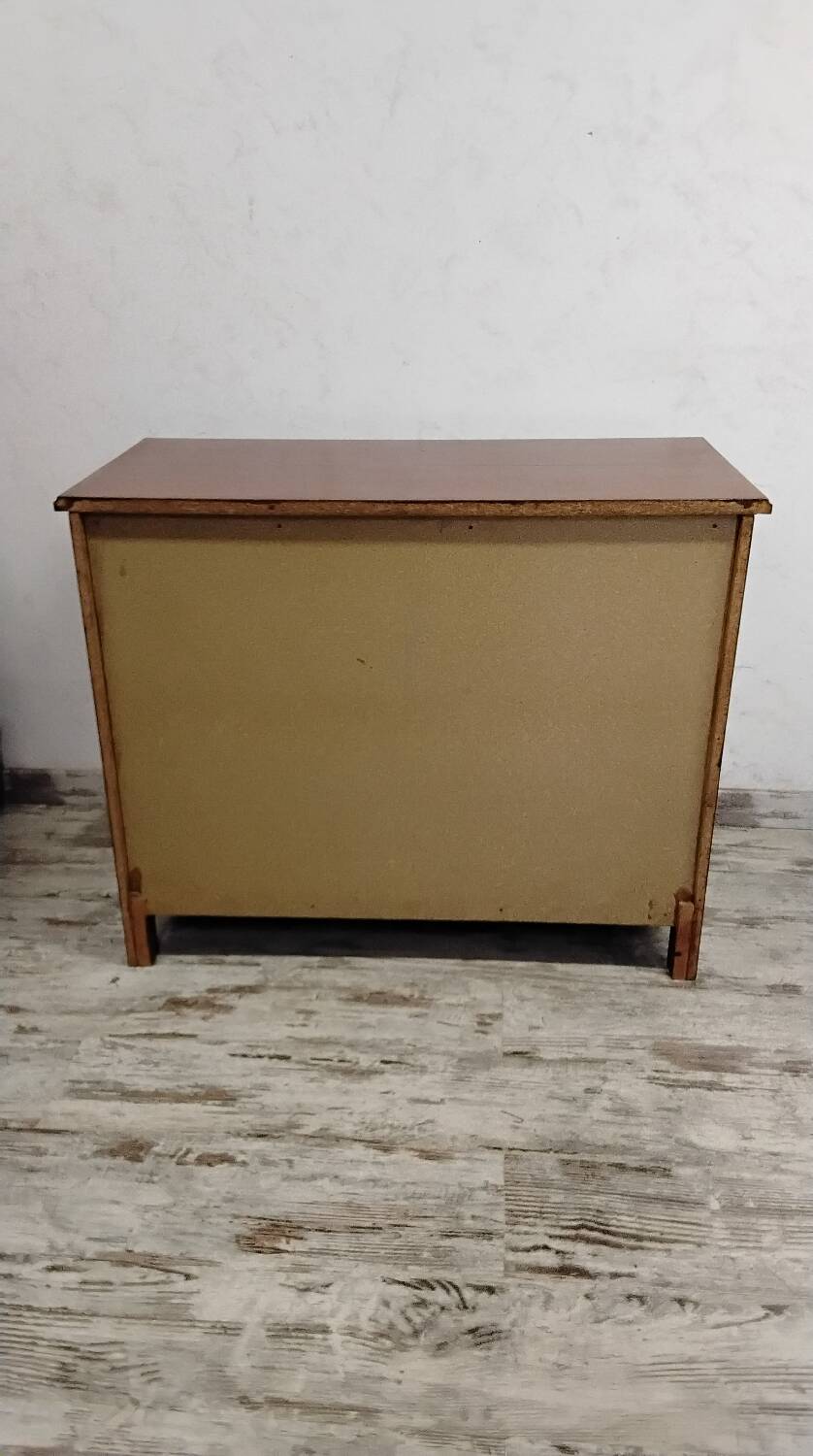 Wooden chest of drawers