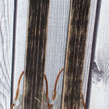 Vieille paire de ski's d'enfant en bois bleu clair 118 cm