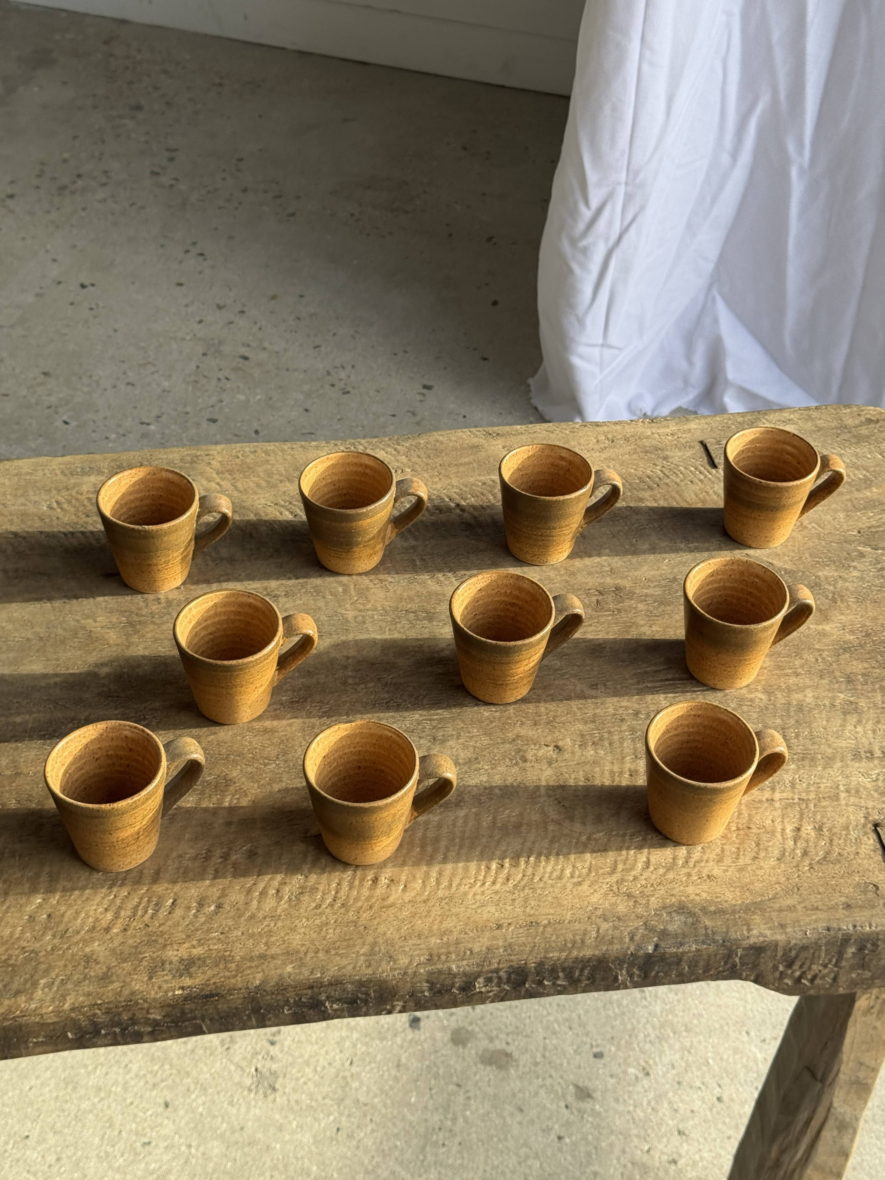 Set of 10 cups and 7 saucers ochre stoneware H7