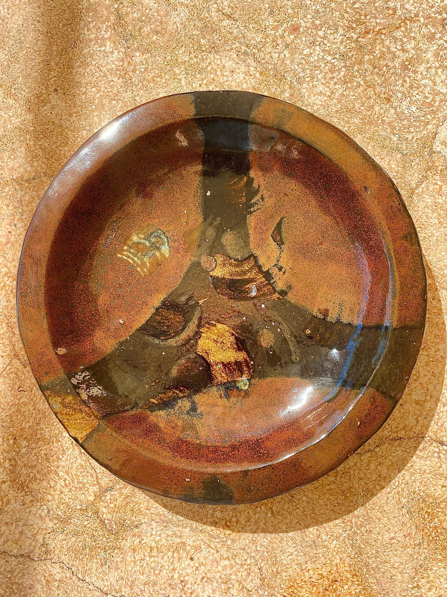 Grande assiette creuse en grès émaillé signée